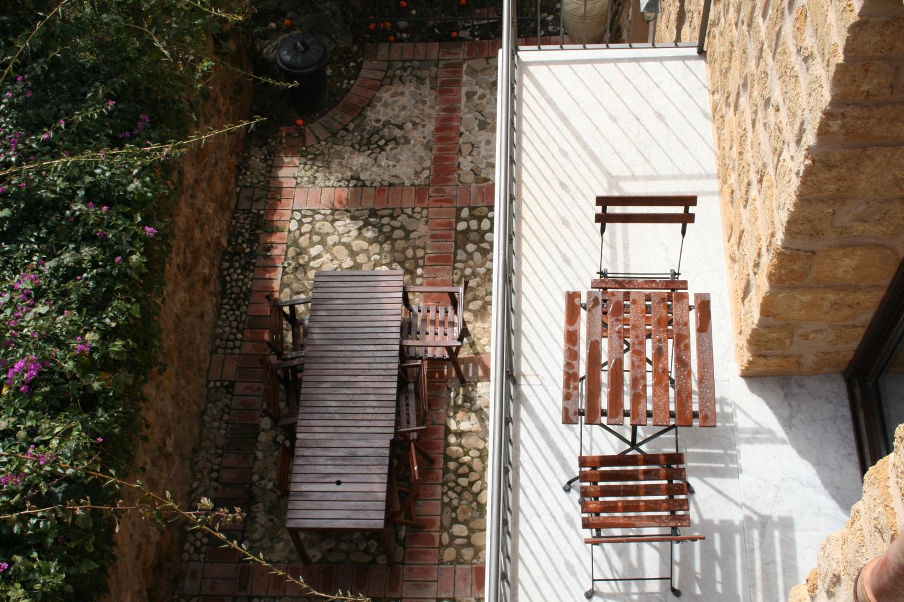 Double Room with Balcony - Photo 13