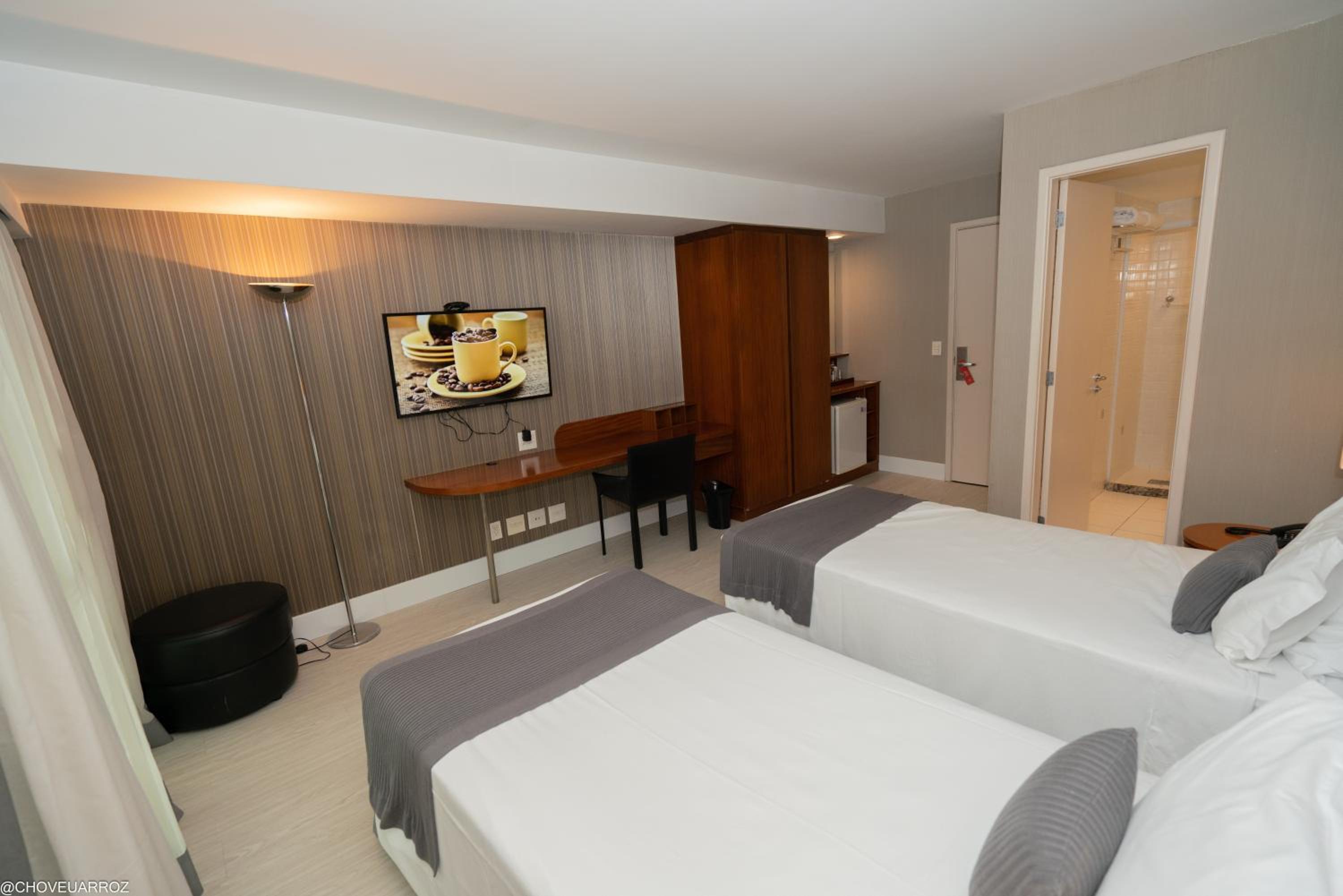 Two-Bedroom Suite with Internal View - Photo 6