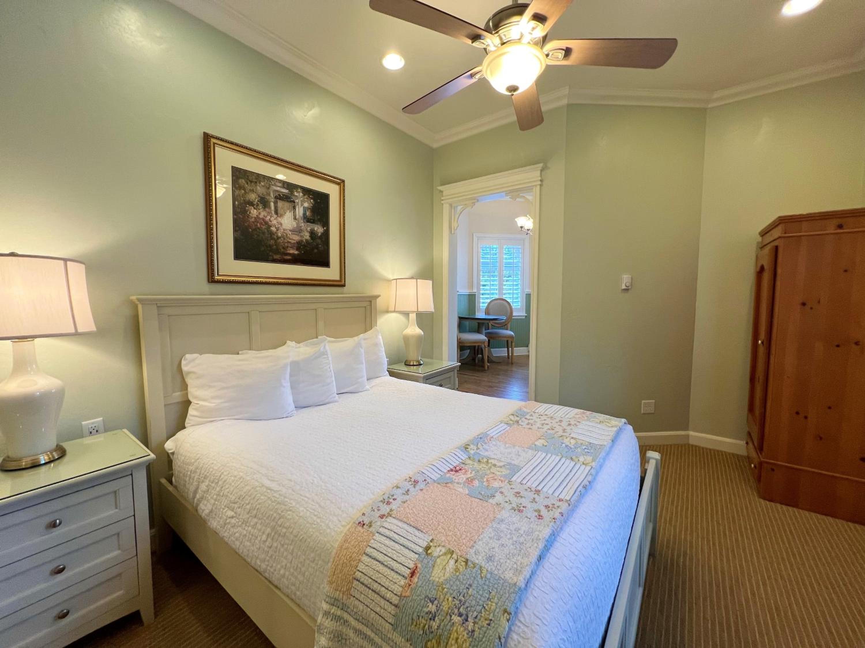 Queen Room with Whirlpool - Non Smoking photo 2