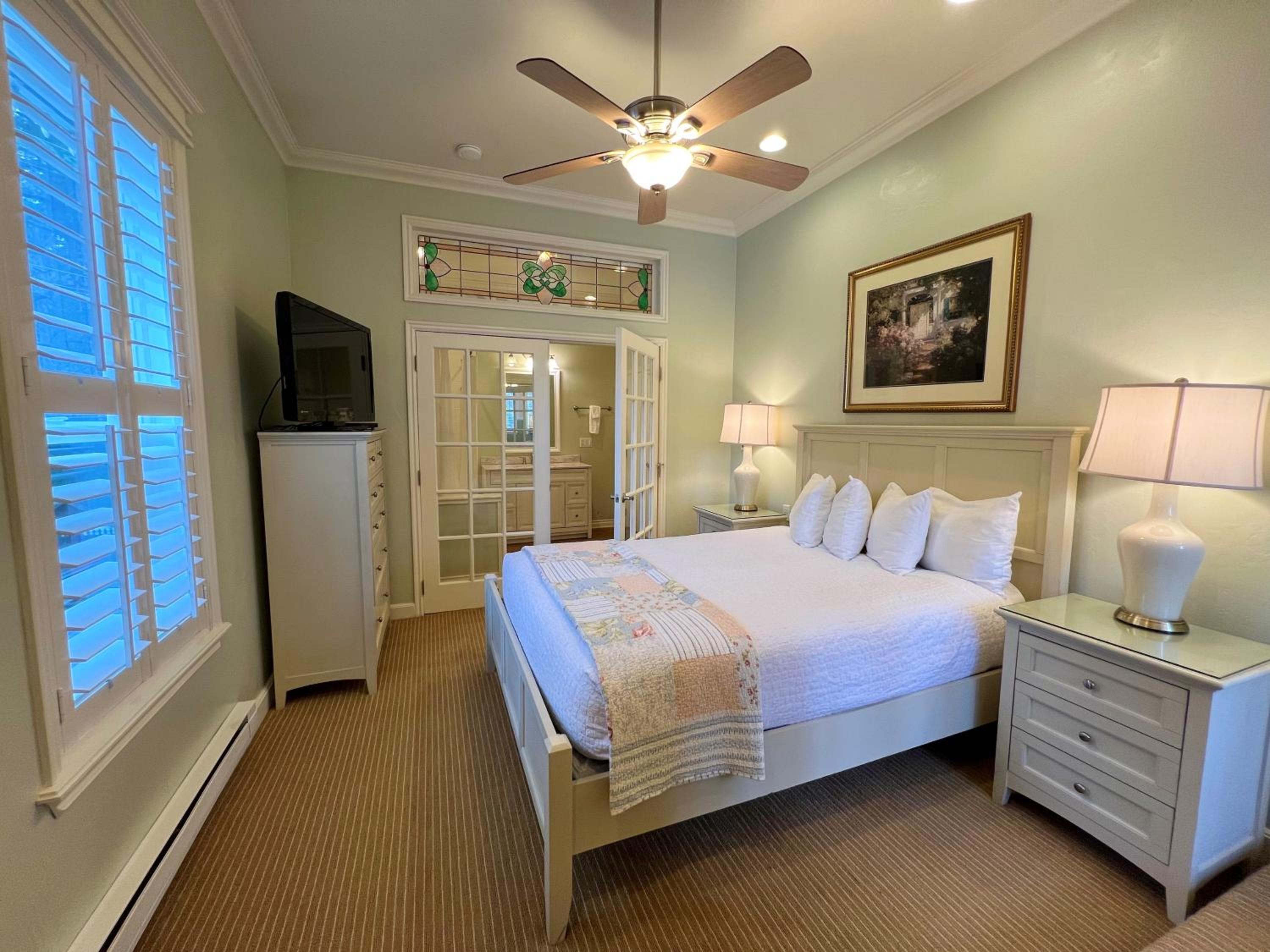Queen Room with Whirlpool - Non Smoking photo 3