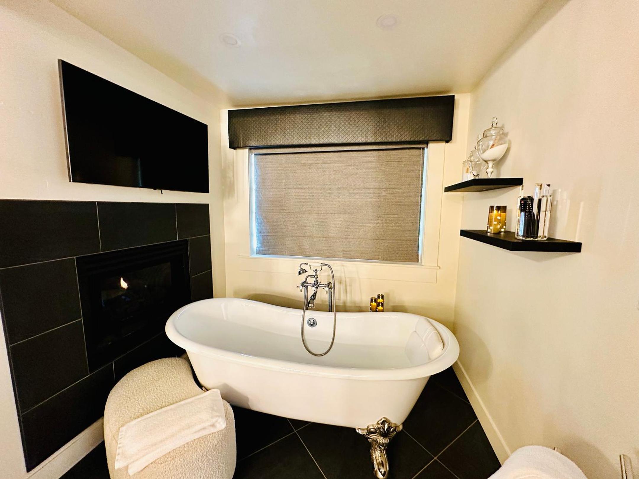 Deluxe Quadruple Room - Photo 8
