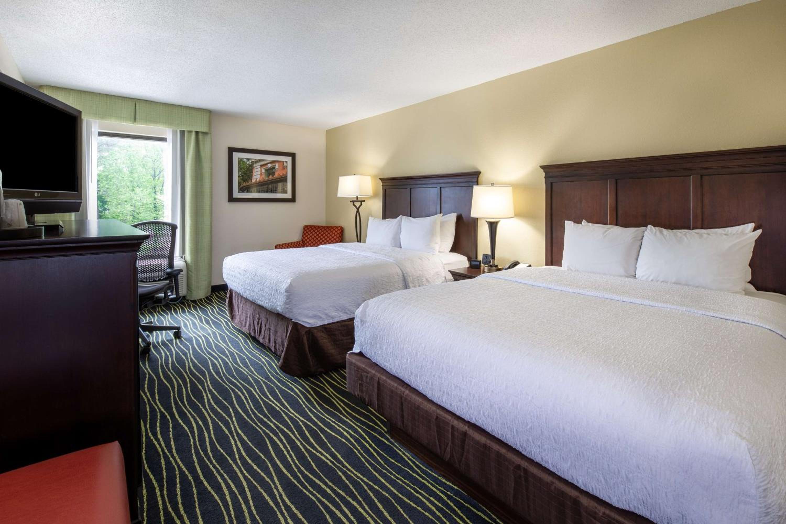 Queen Room with Two Queen Beds (4 Adults) - Photo 3