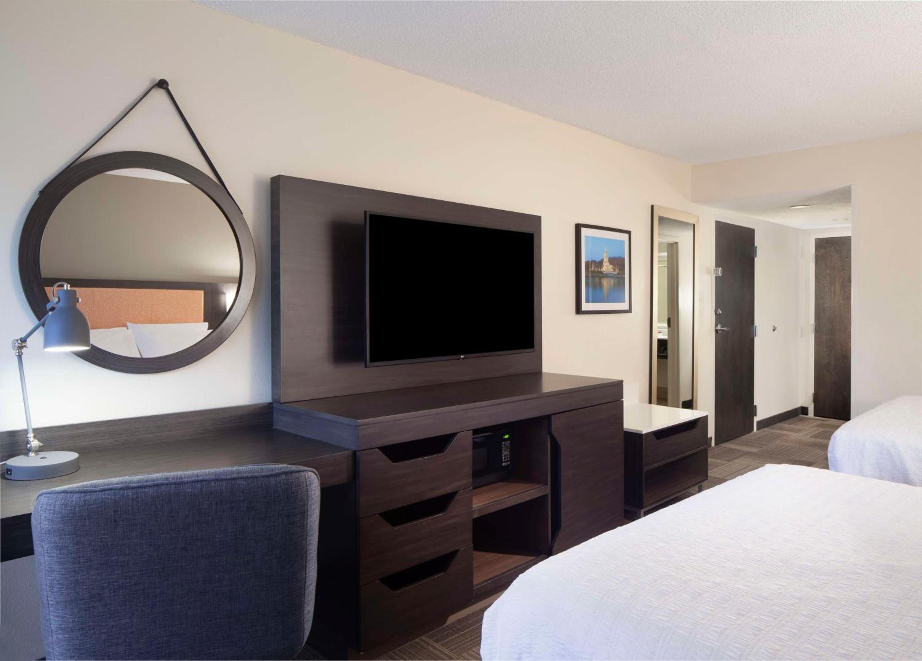 Room with Two Queen Beds - Non-Smoking - Photo 2
