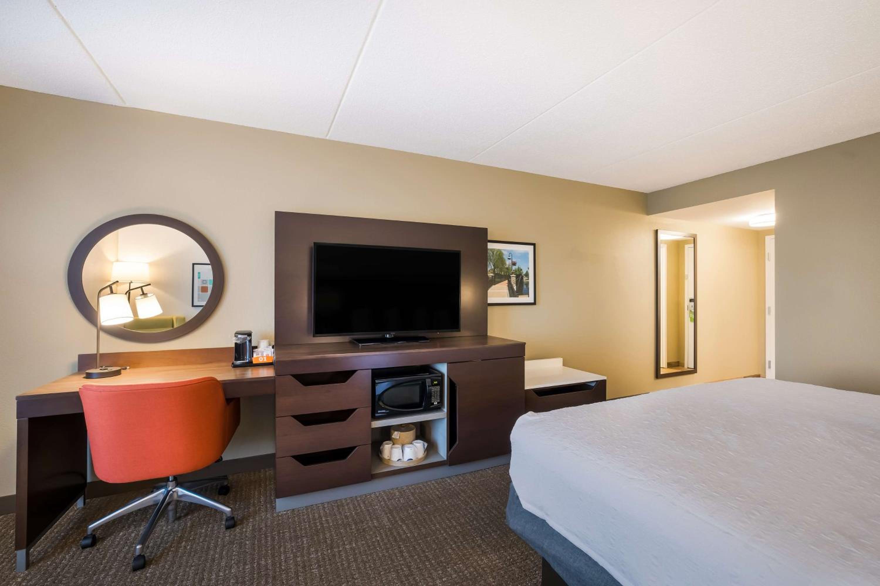 King Room with King Bed - Non-Smoking - Photo 4