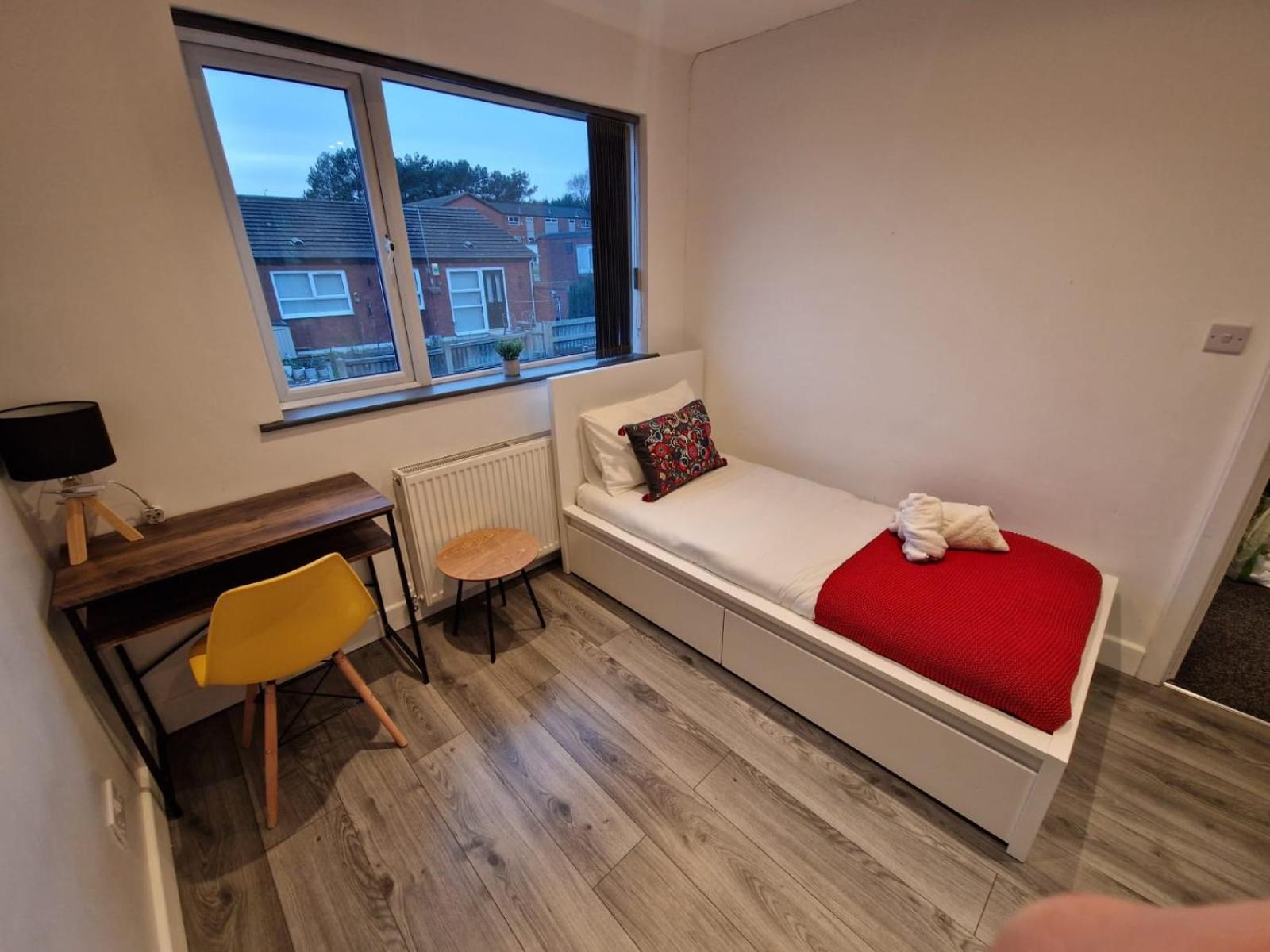 Single Room with Private Bathroom photo 3