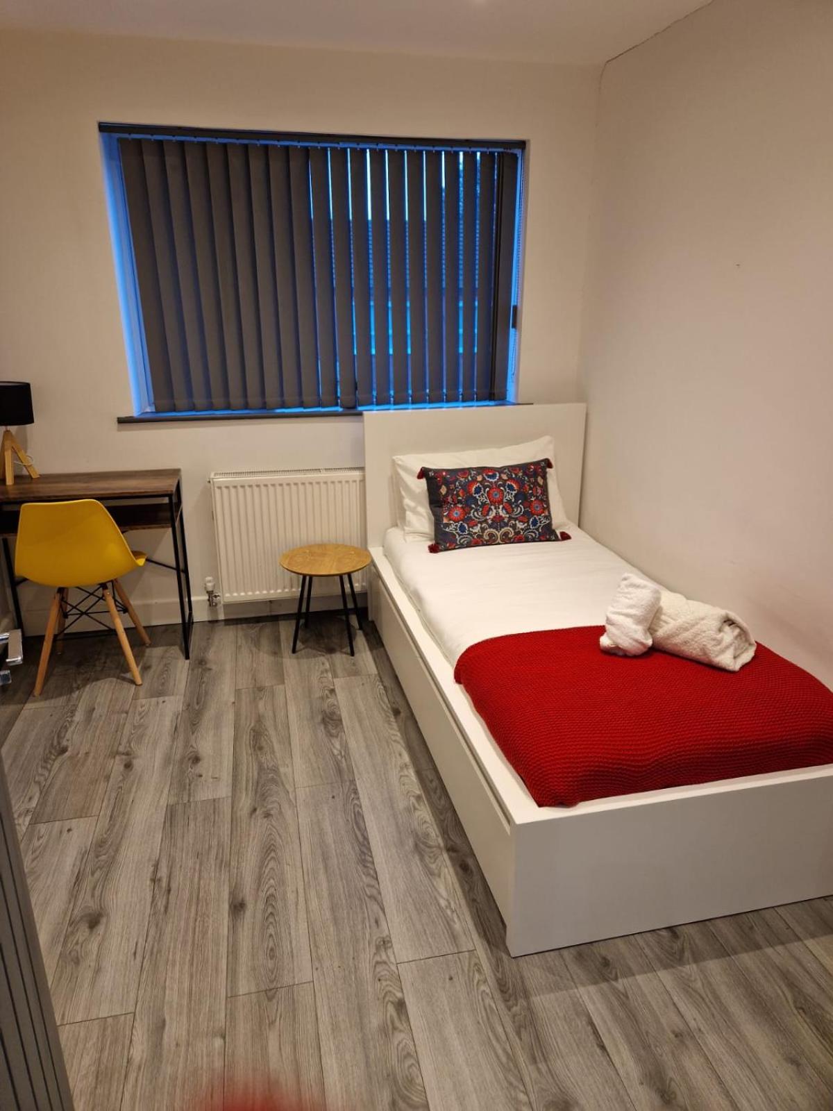 Single Room with Private Bathroom photo 2
