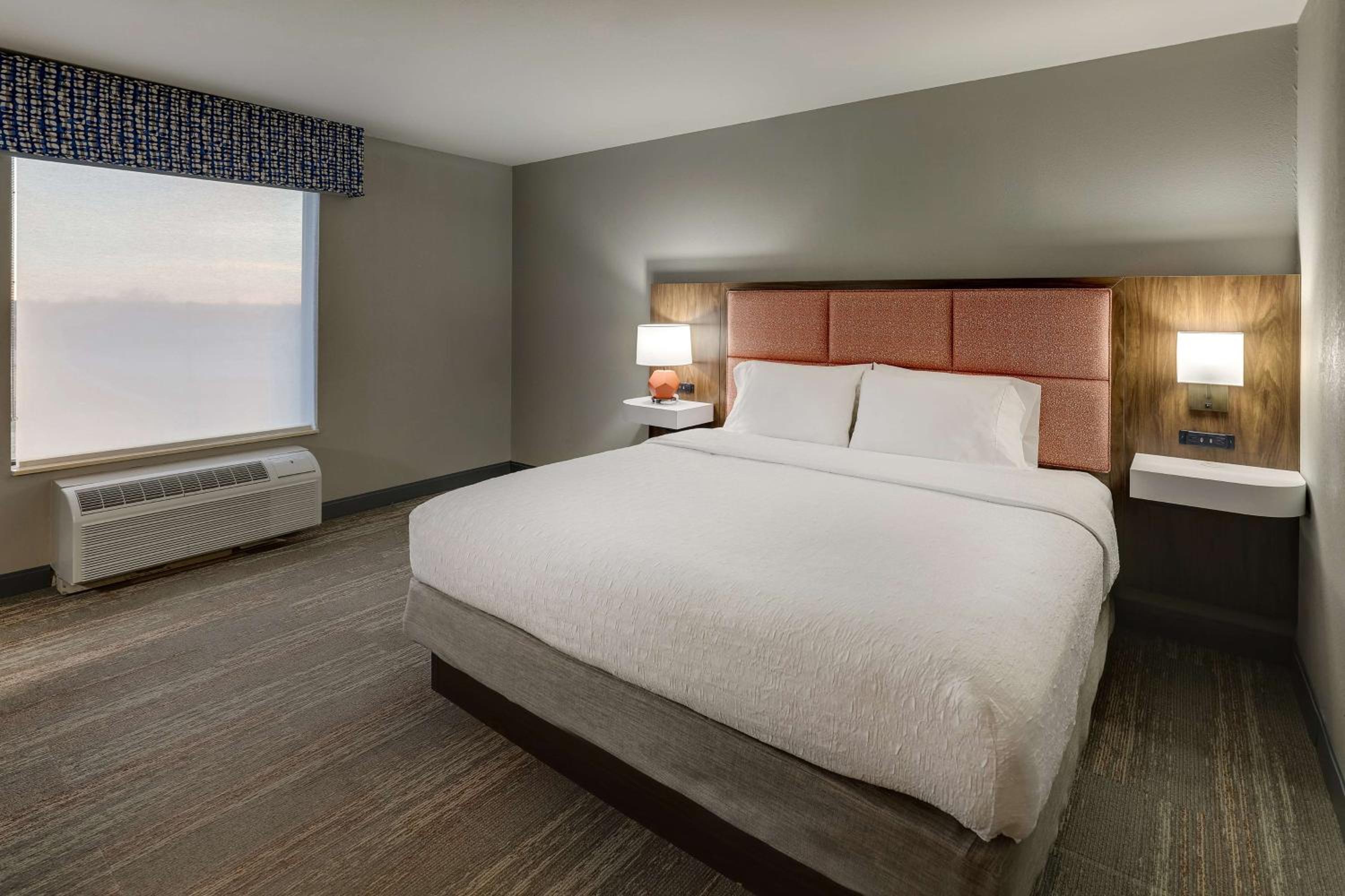 King Room with King Bed - Non-Smoking - Photo 1