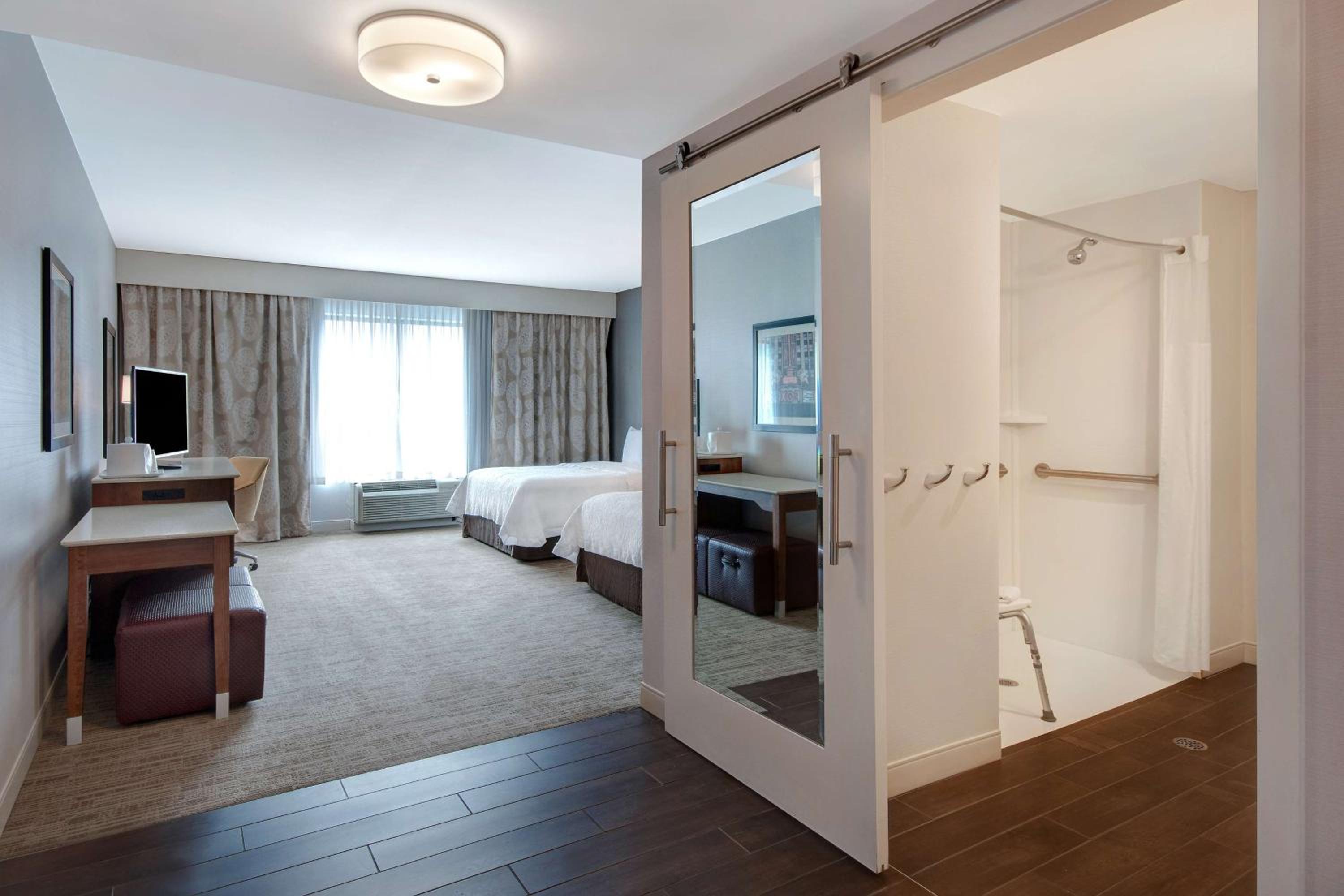 Queen Room with Two Queen Beds and Roll-In Shower - Mobility Access/Non-Smoking photo 2