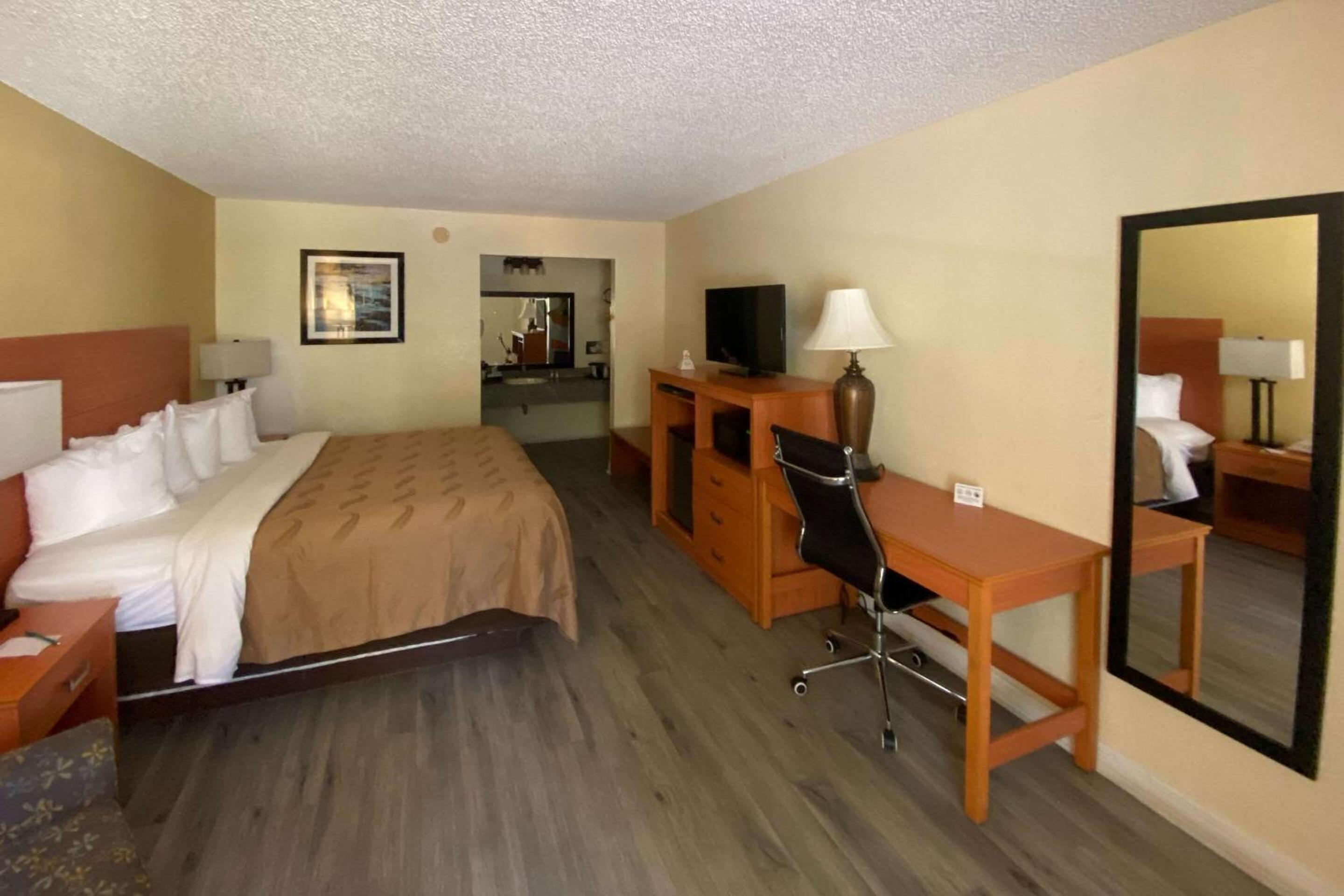 King Room - Non-Smoking - Photo 2