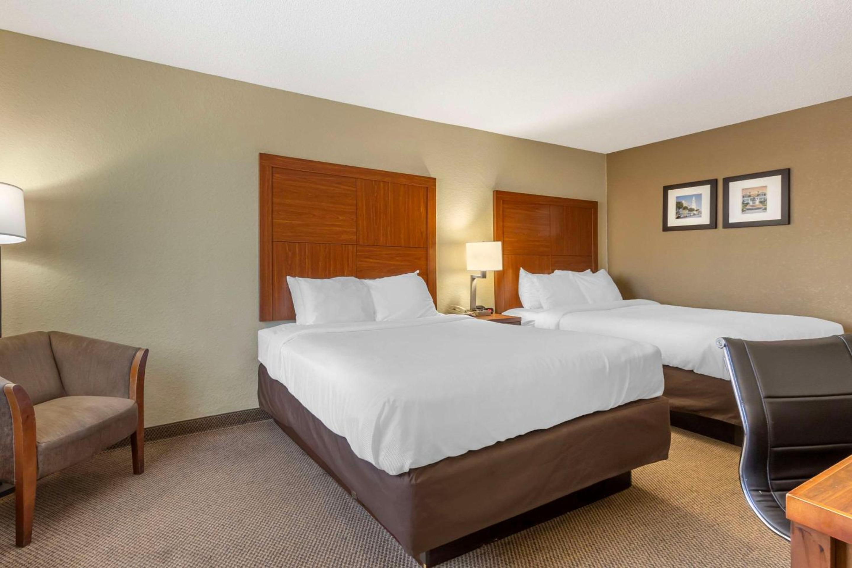 Queen Room with Two Queen Beds - Non-Smoking - Photo 1