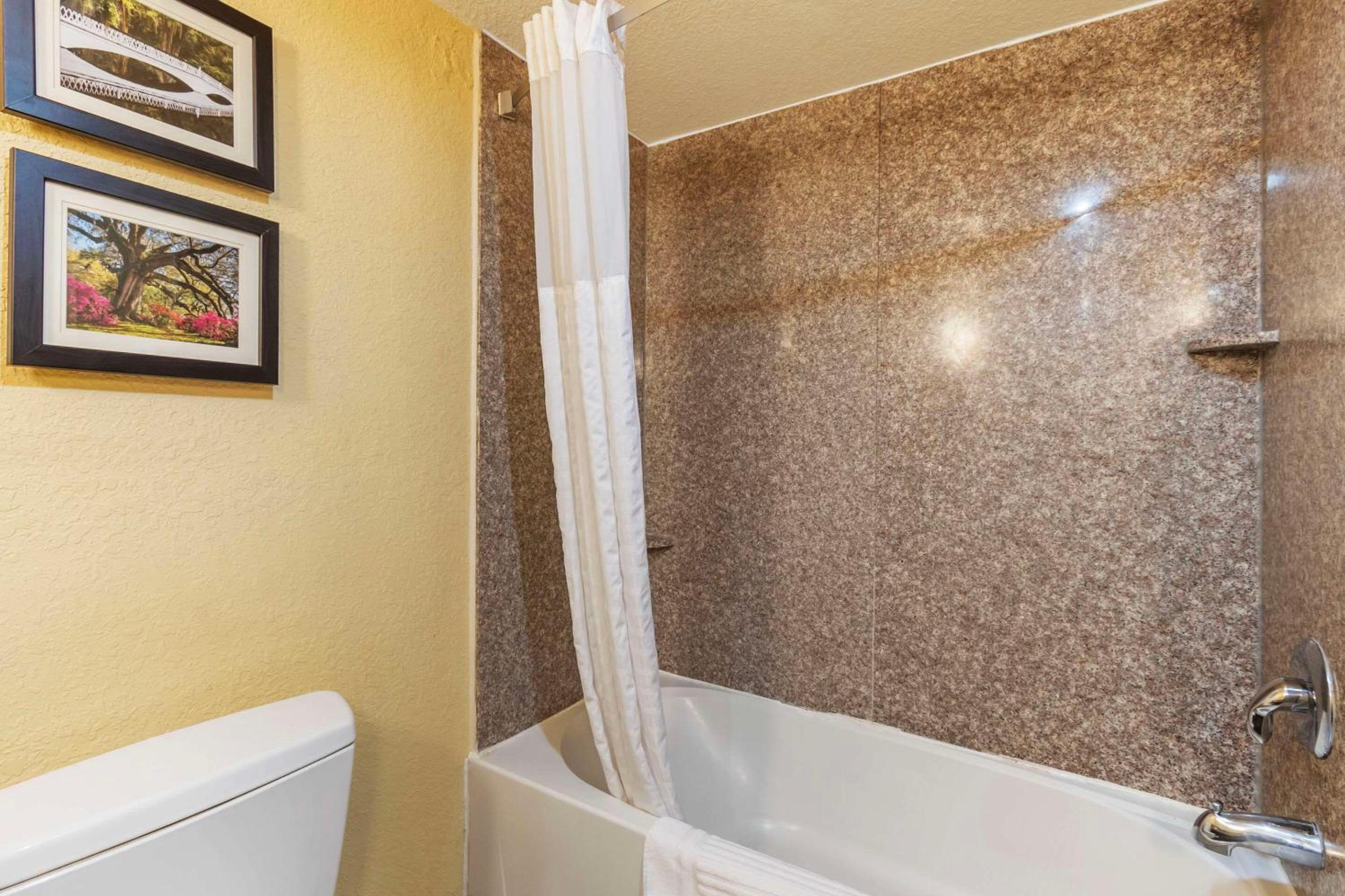 King Room - Non-Smoking - Photo 2
