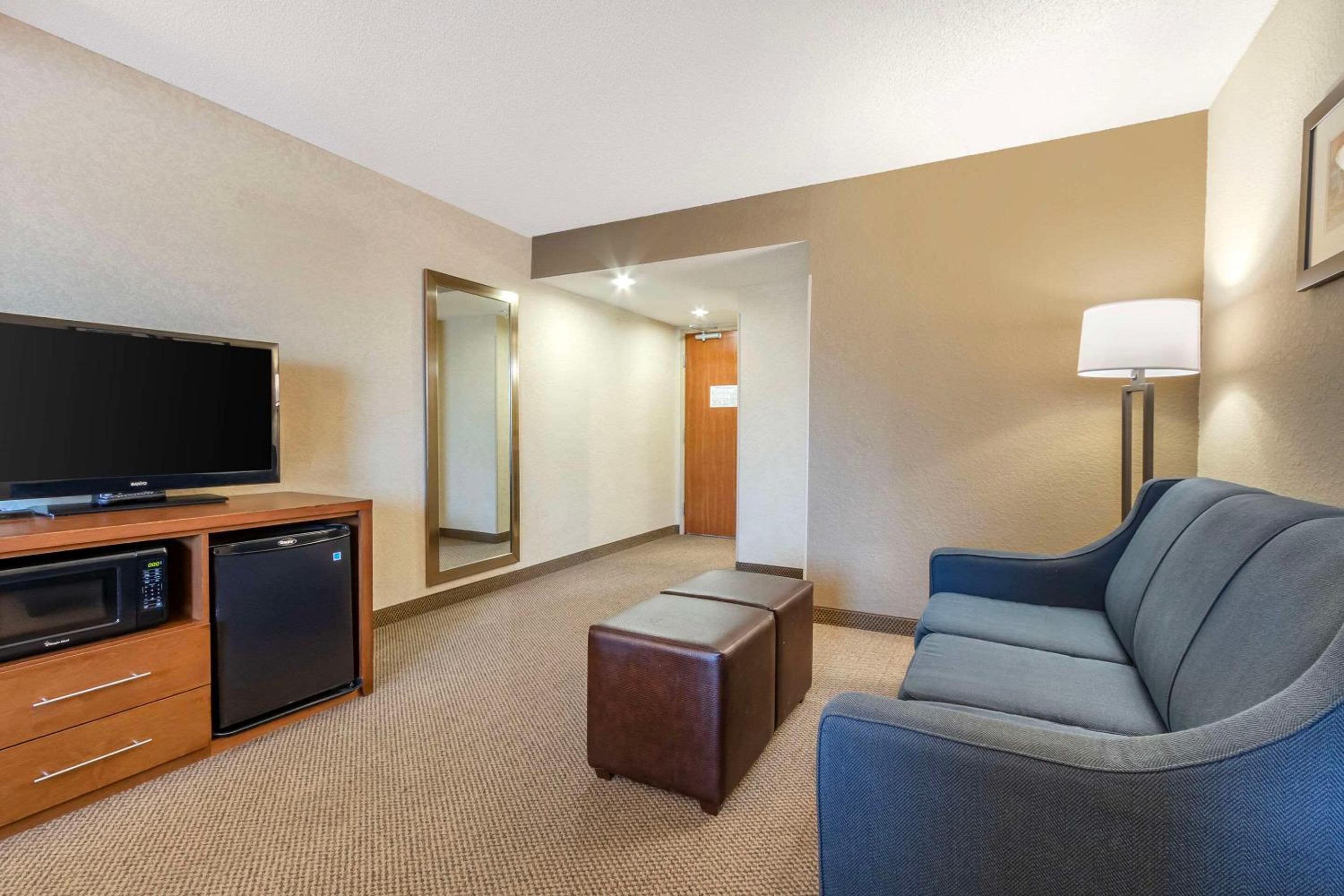 King Suite - Non-Smoking - Photo 2