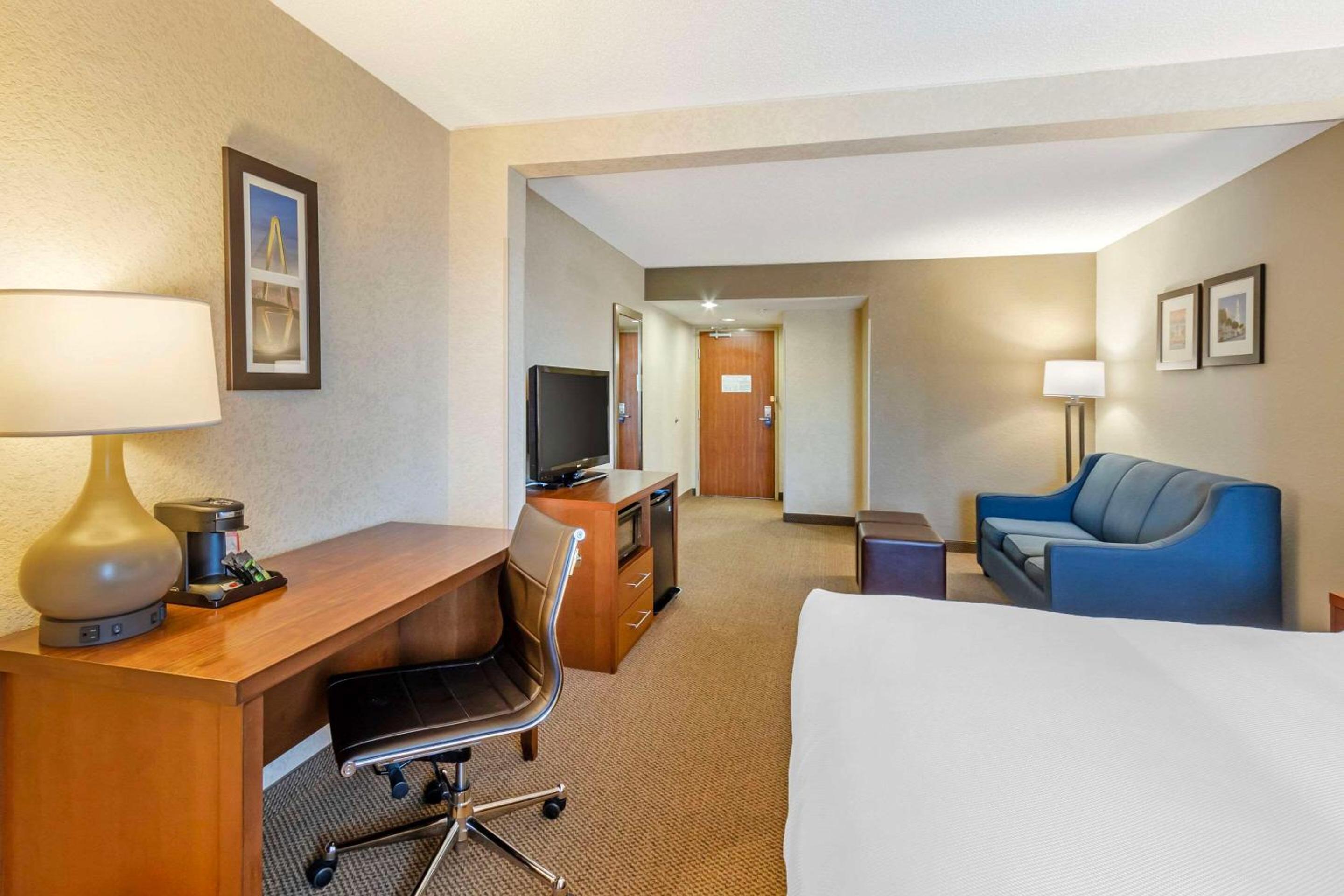 King Suite - Non-Smoking - Photo 3