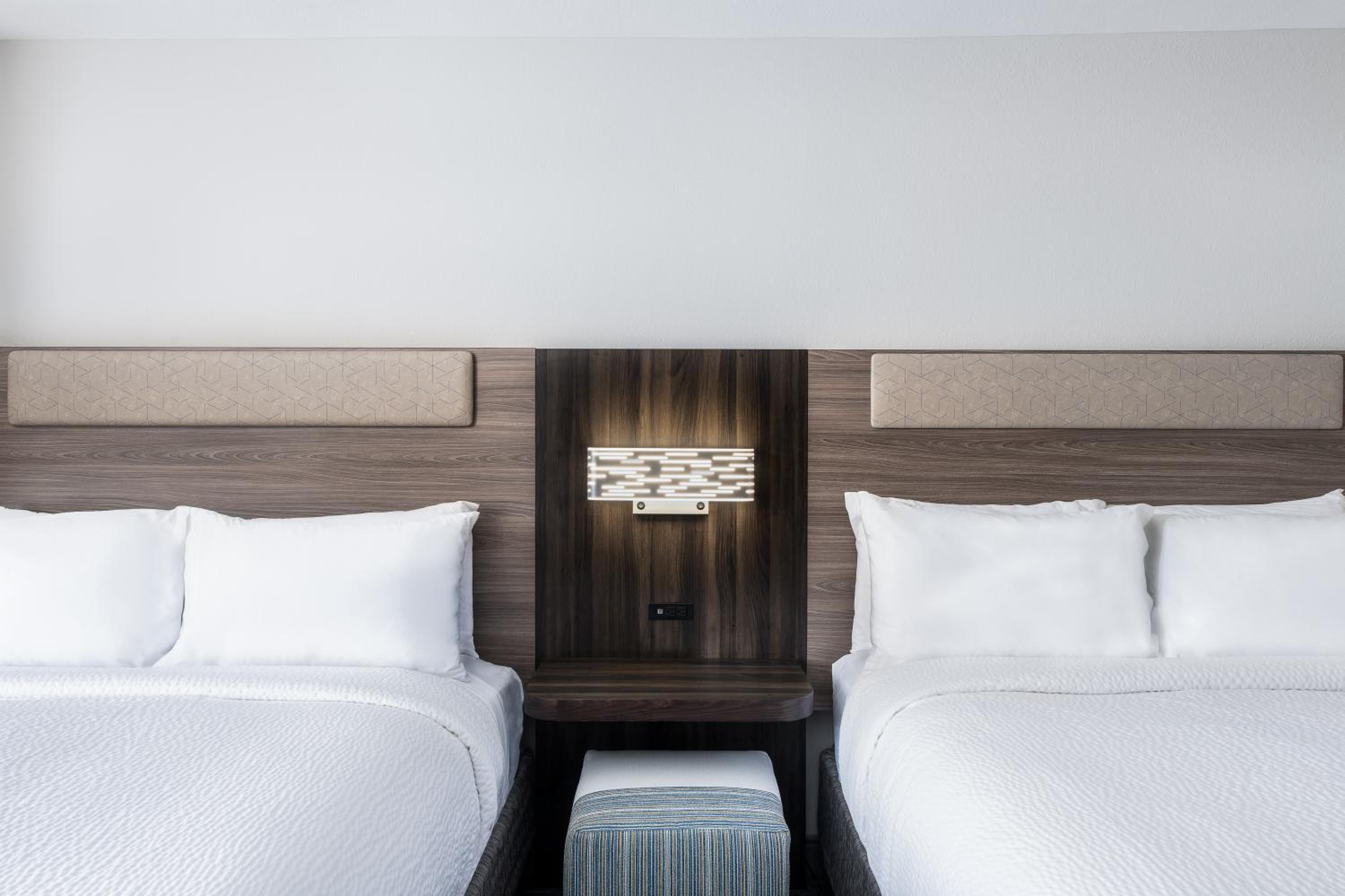 Standard Room with Two Queen Beds - Photo 7