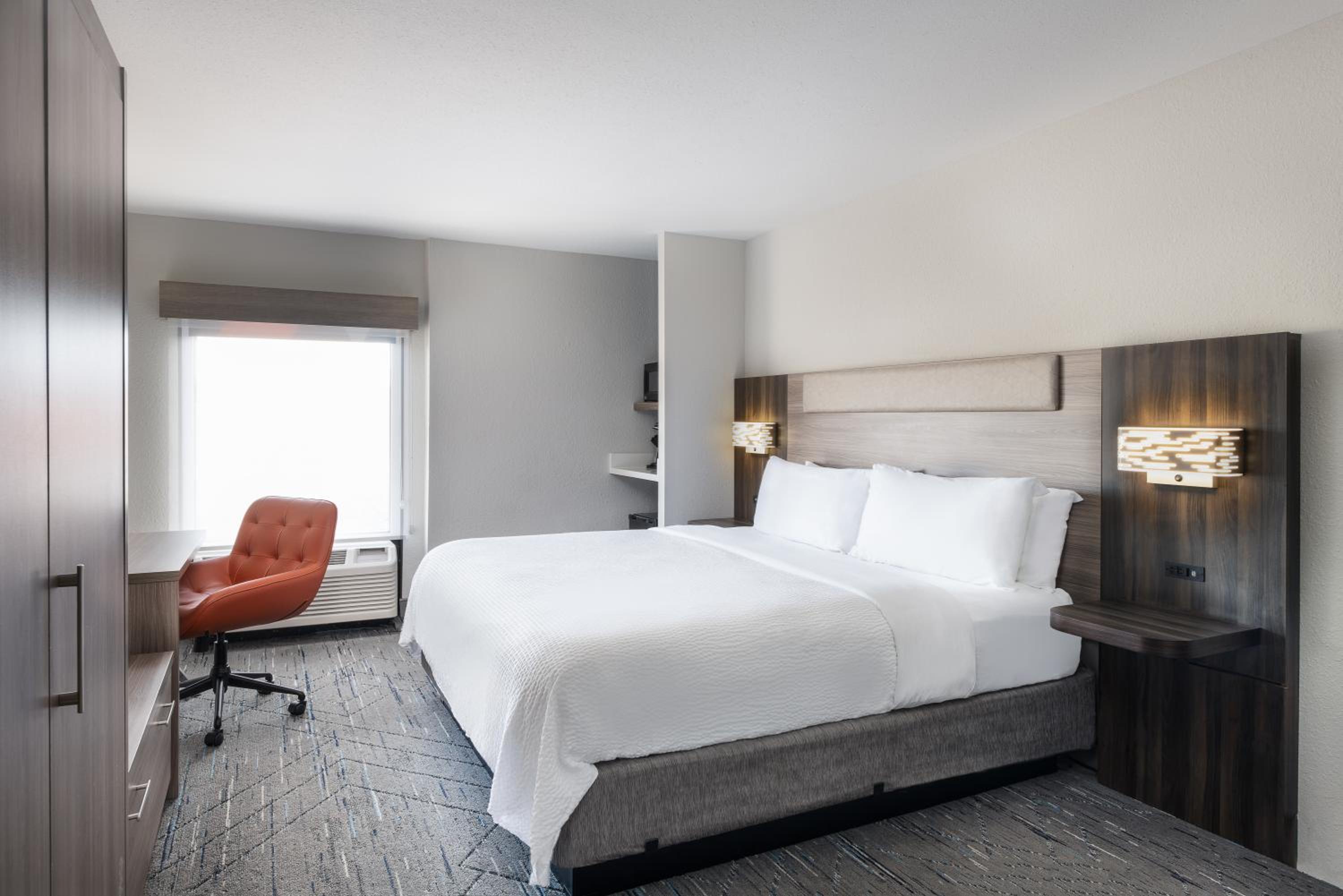 Standard King Room - Photo 8