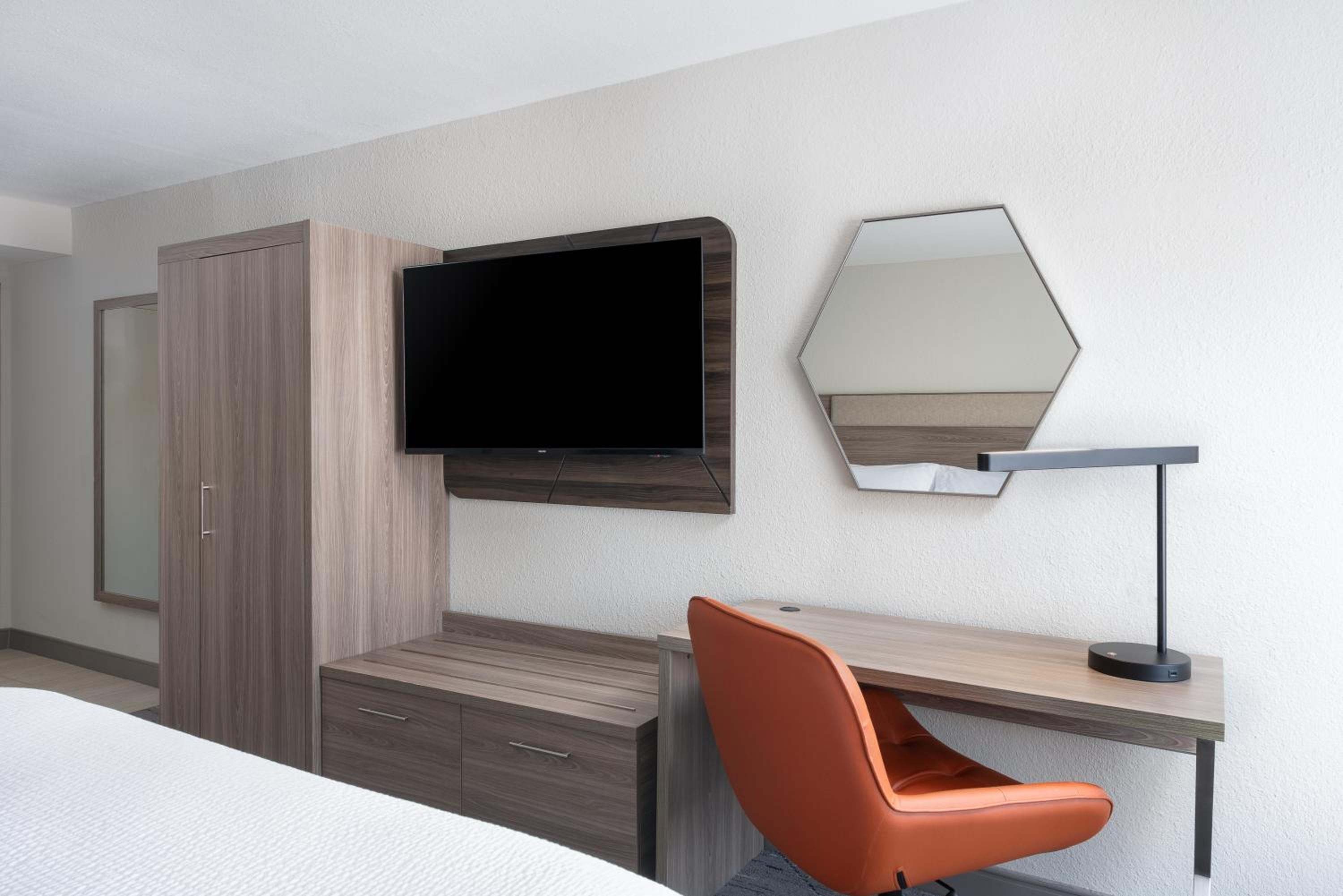 Standard King Room - Photo 7
