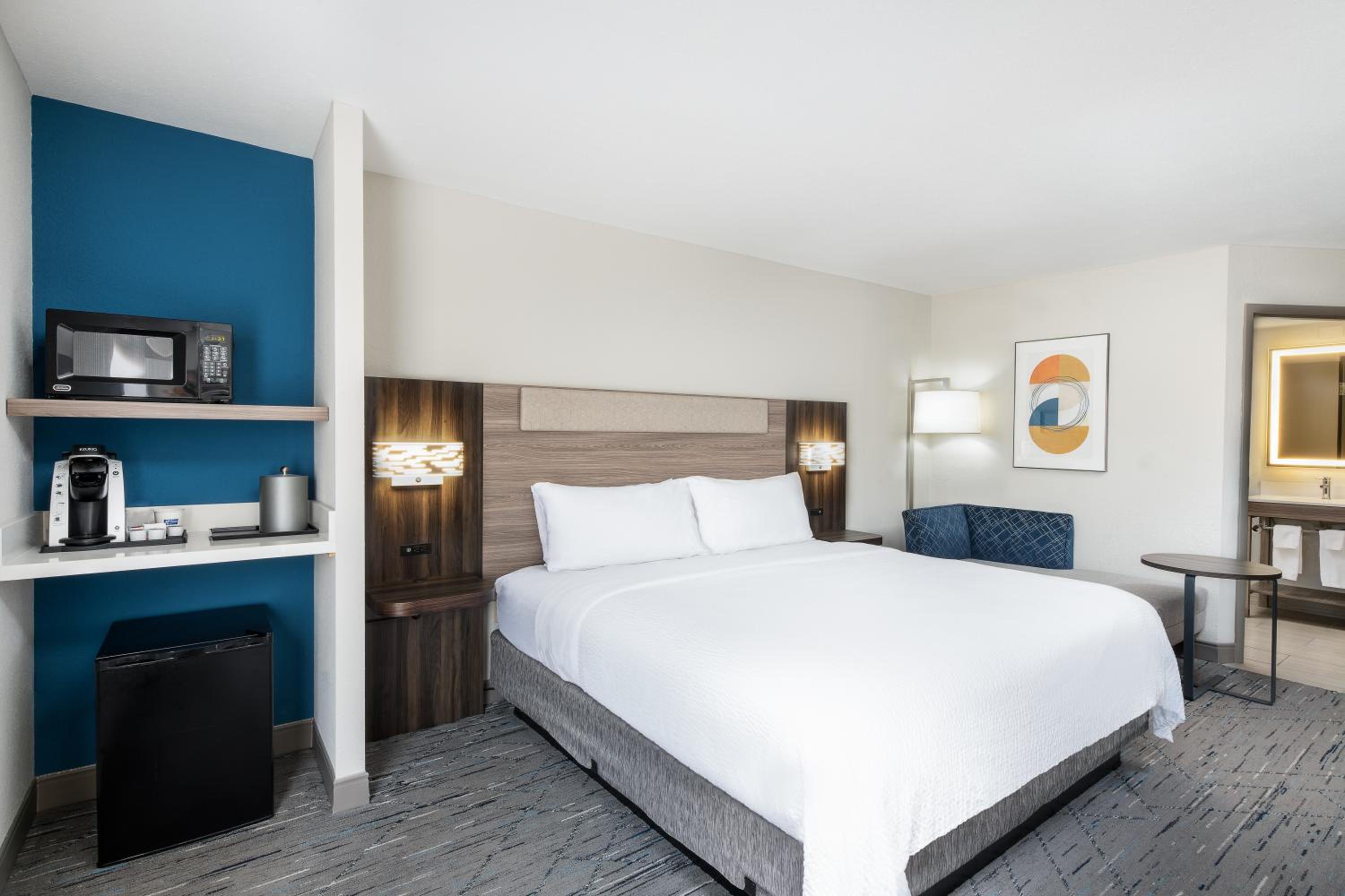 Standard King Room - Photo 6