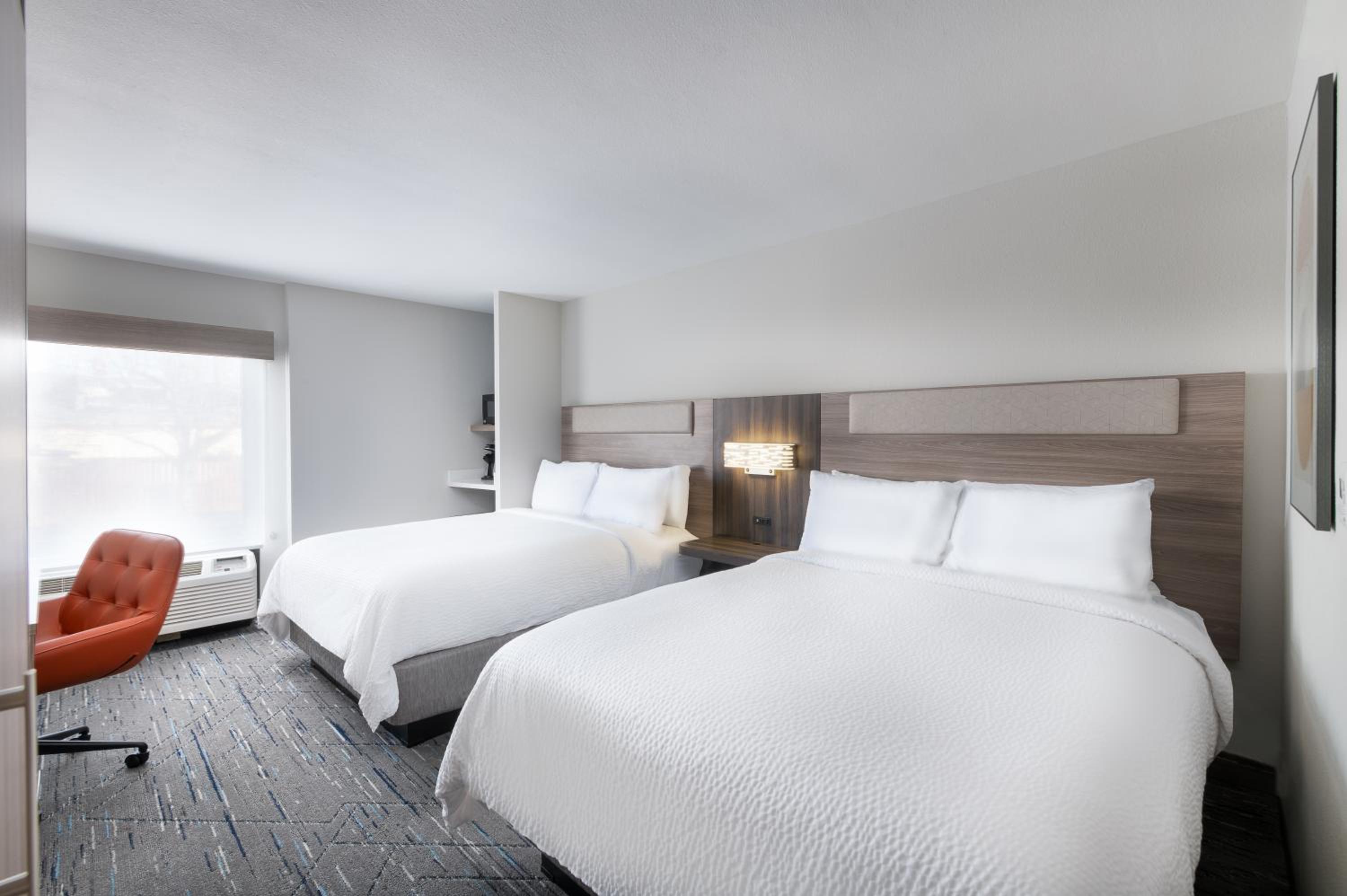 Standard Room with Two Queen Beds - Photo 3