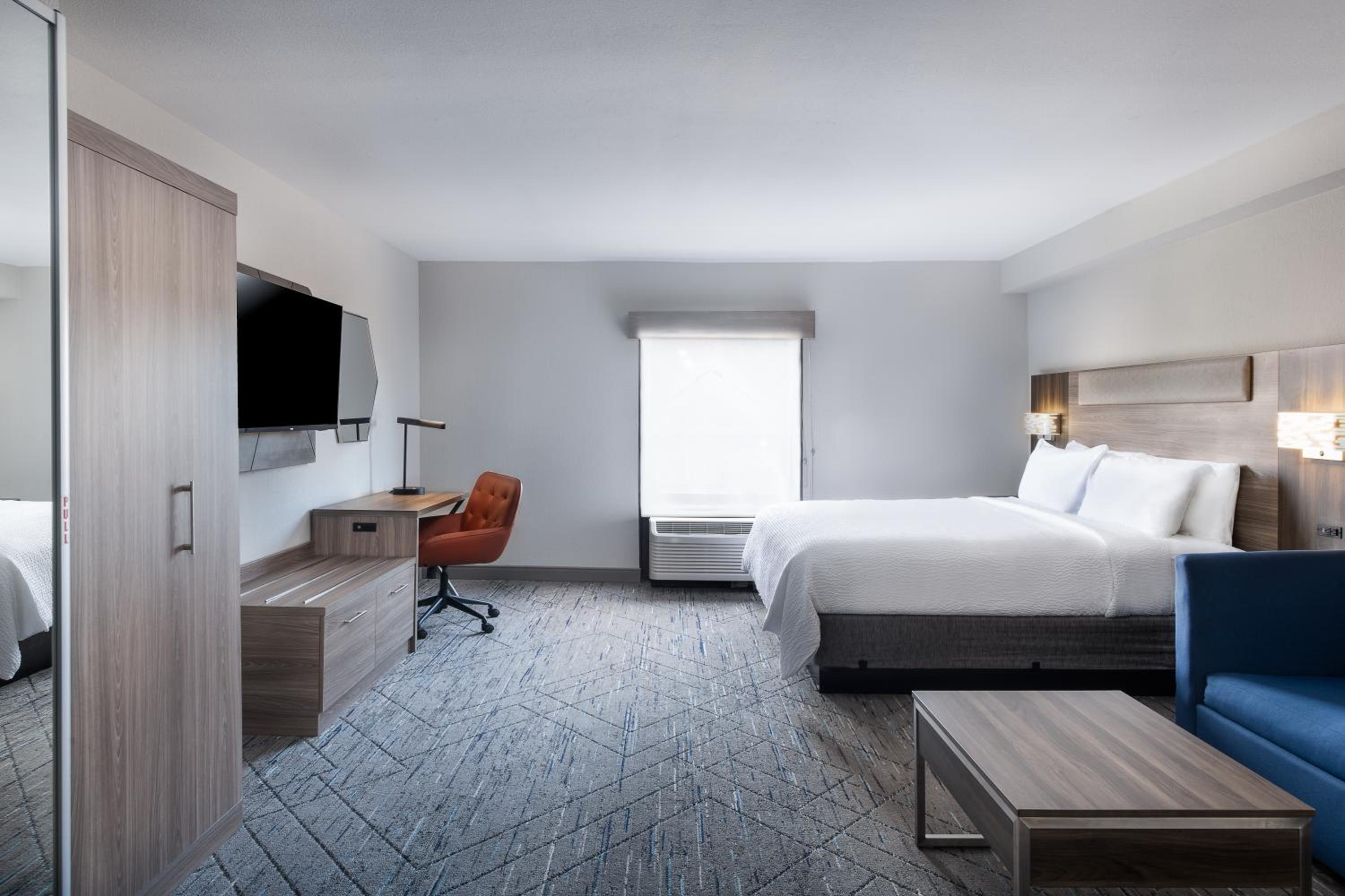 Standard King Room with Sofa Bed - Photo 4