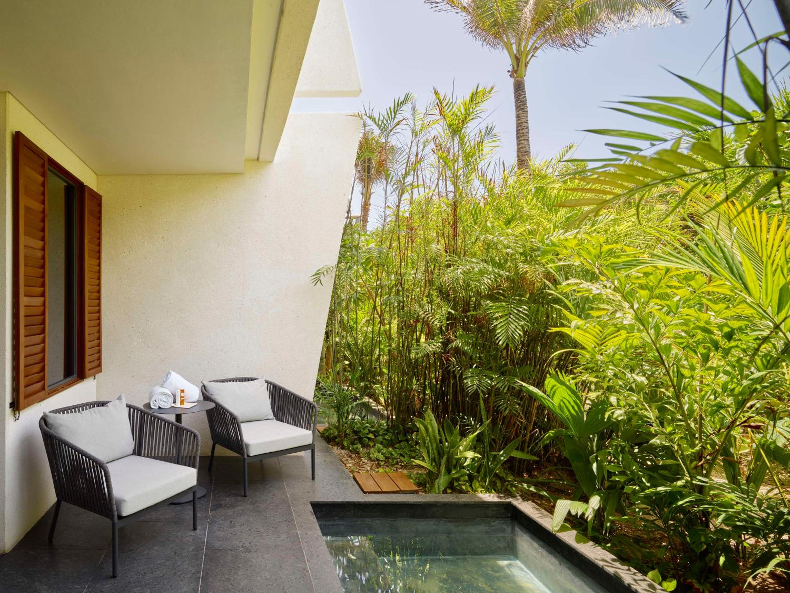King Suite with Tropical View - Photo 12