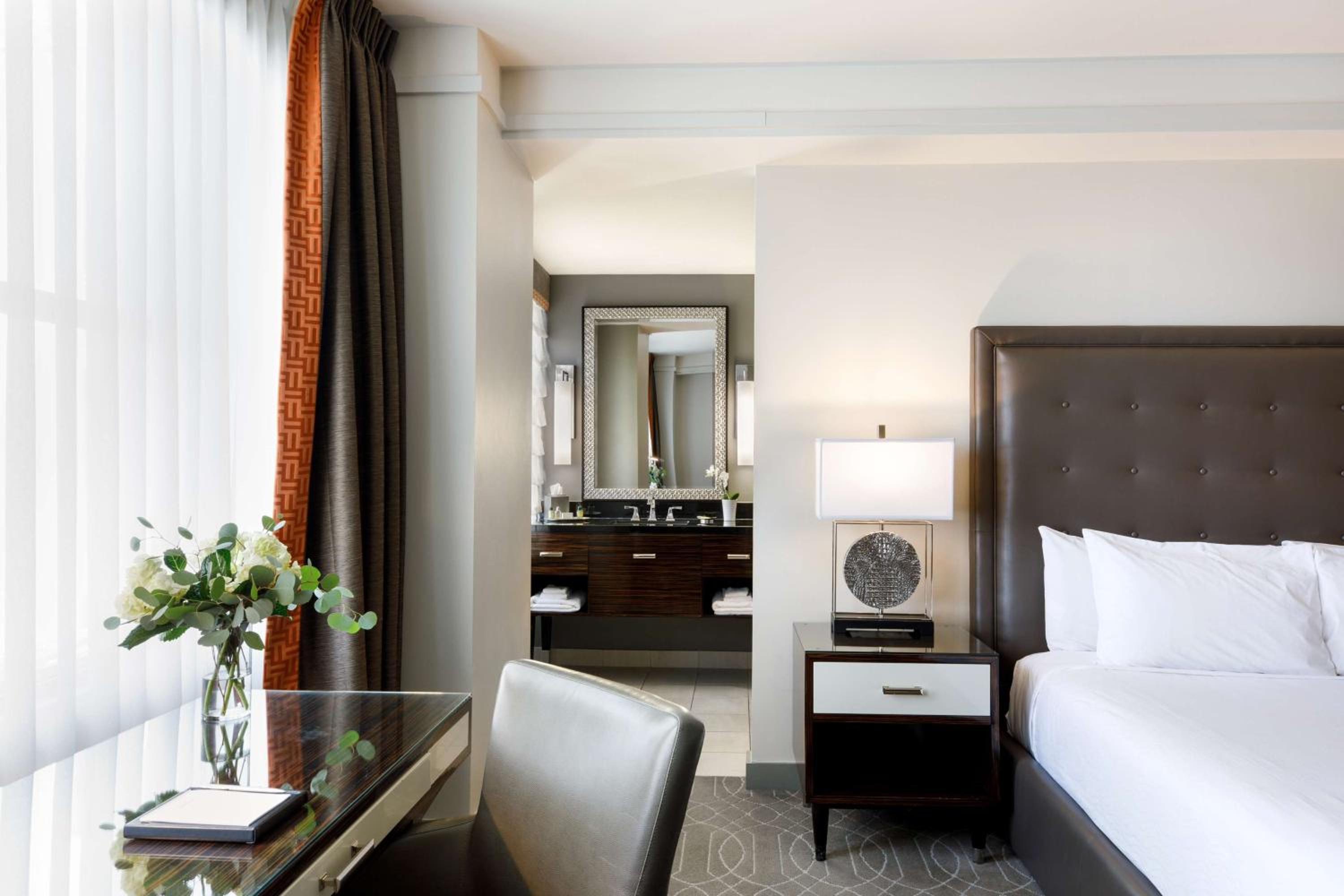 Deluxe King Room - Photo 4