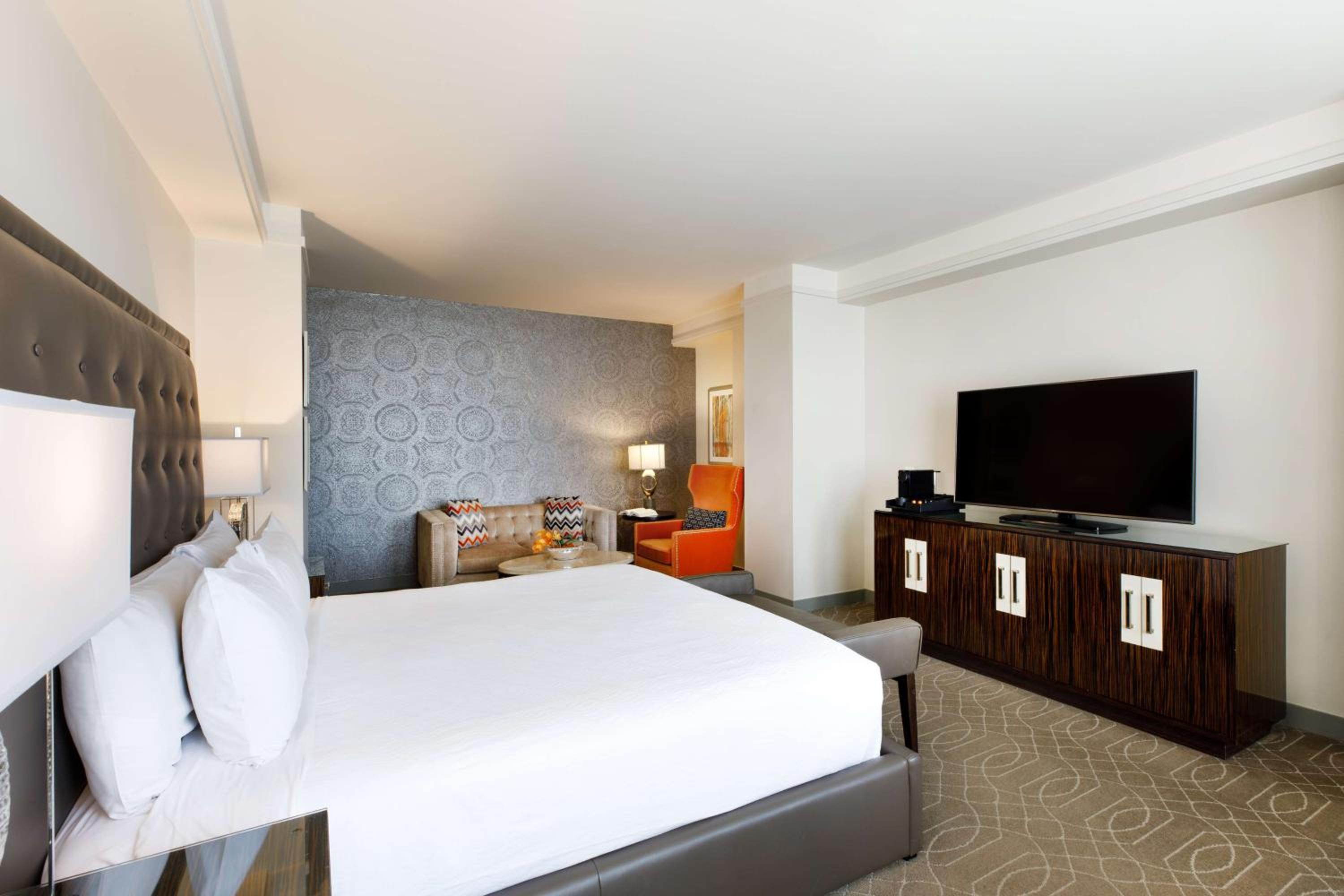 Deluxe King Room - Photo 2