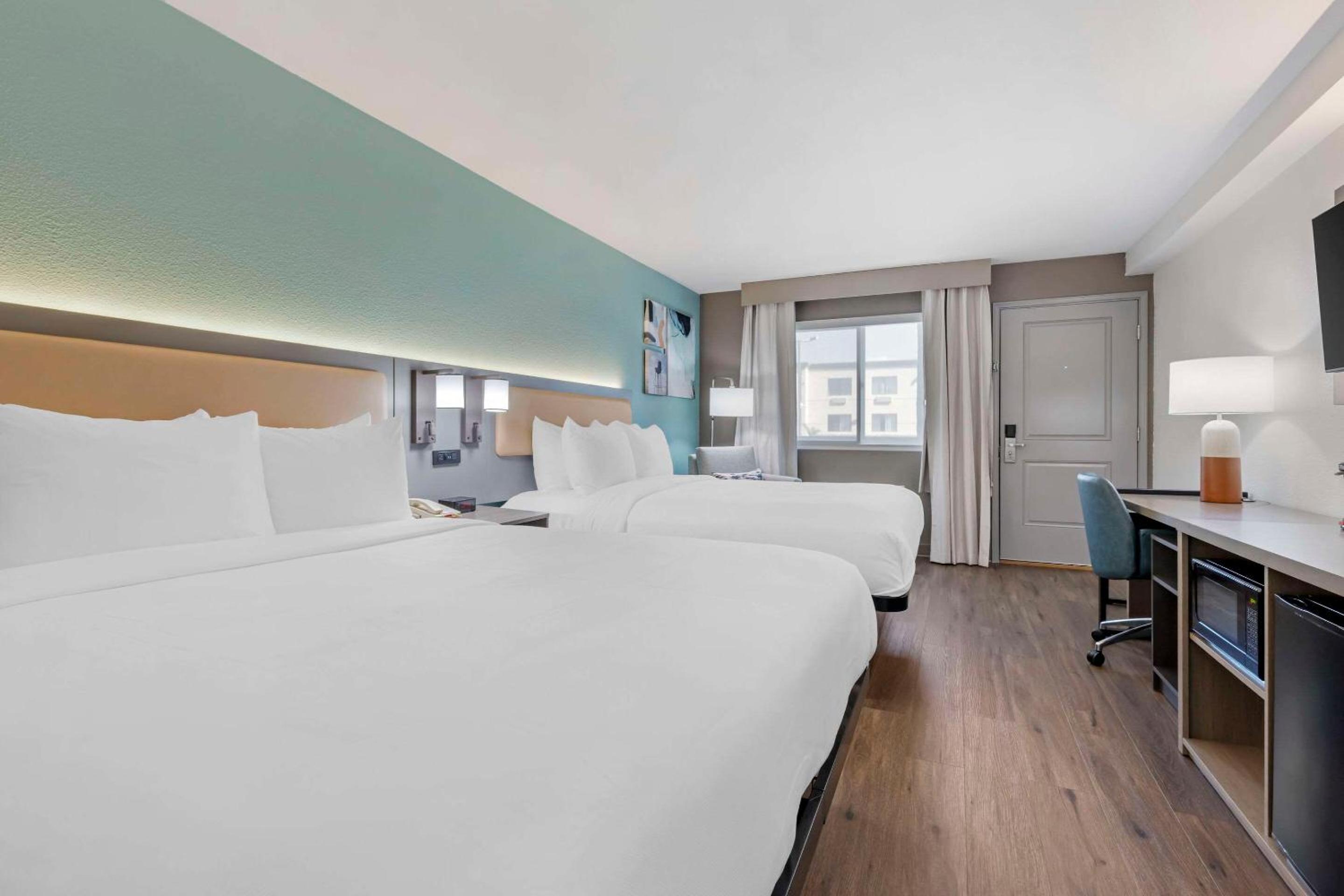Two Queen Beds - Free Parking Breakfast Included - Photo 2
