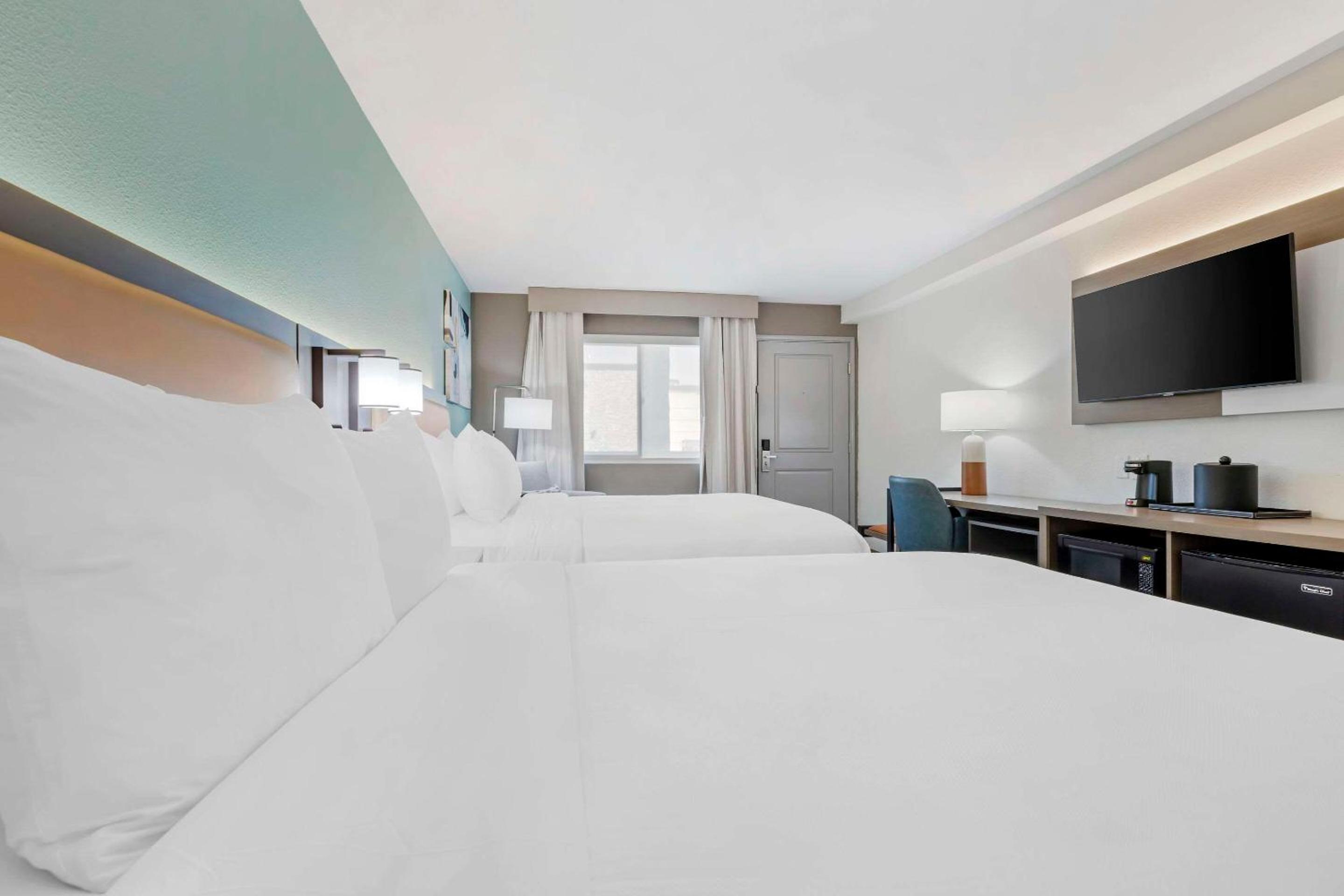Two Queen Beds - Free Parking Breakfast Included - Photo 4