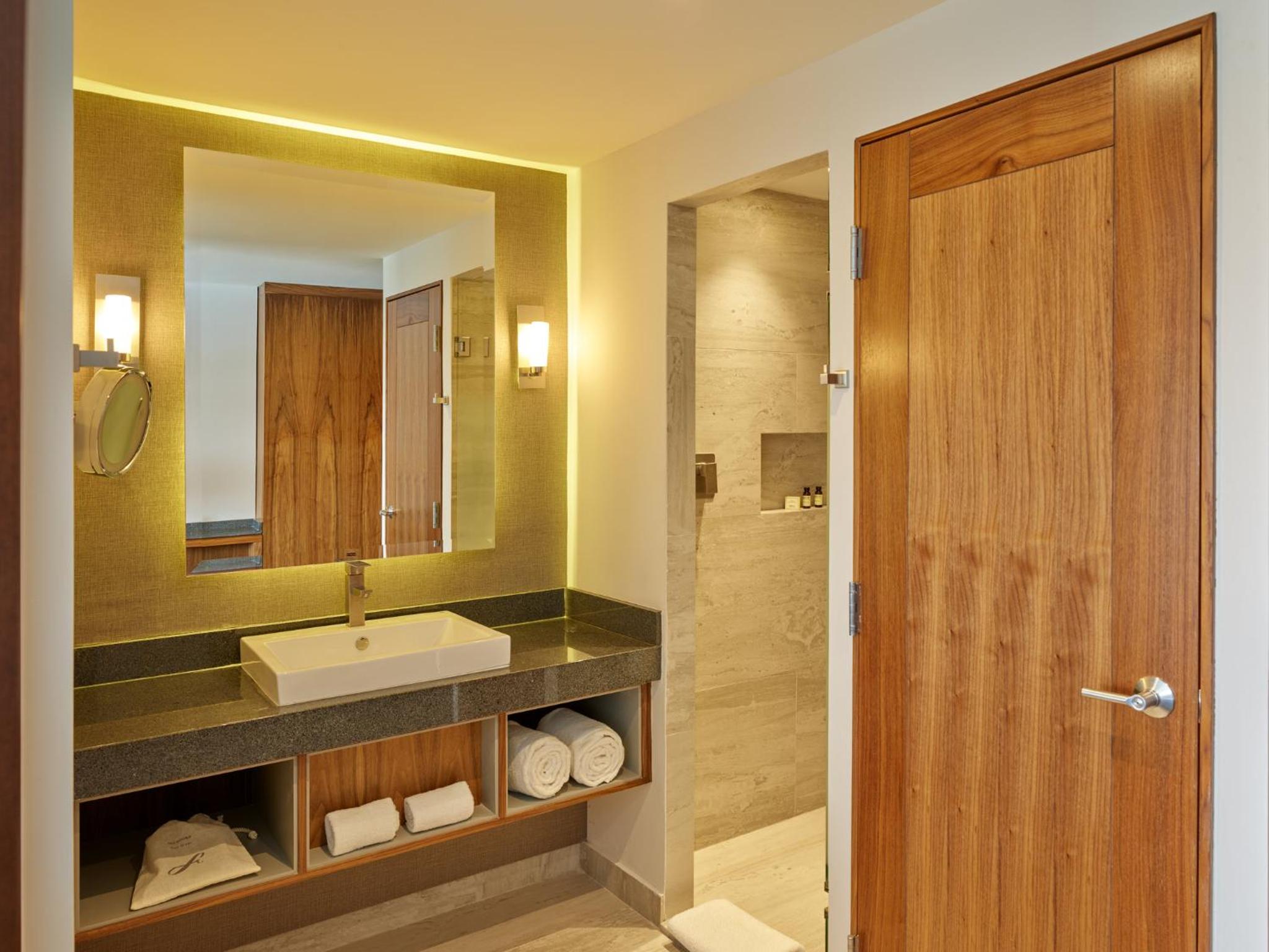 Deluxe King Room - Photo 3