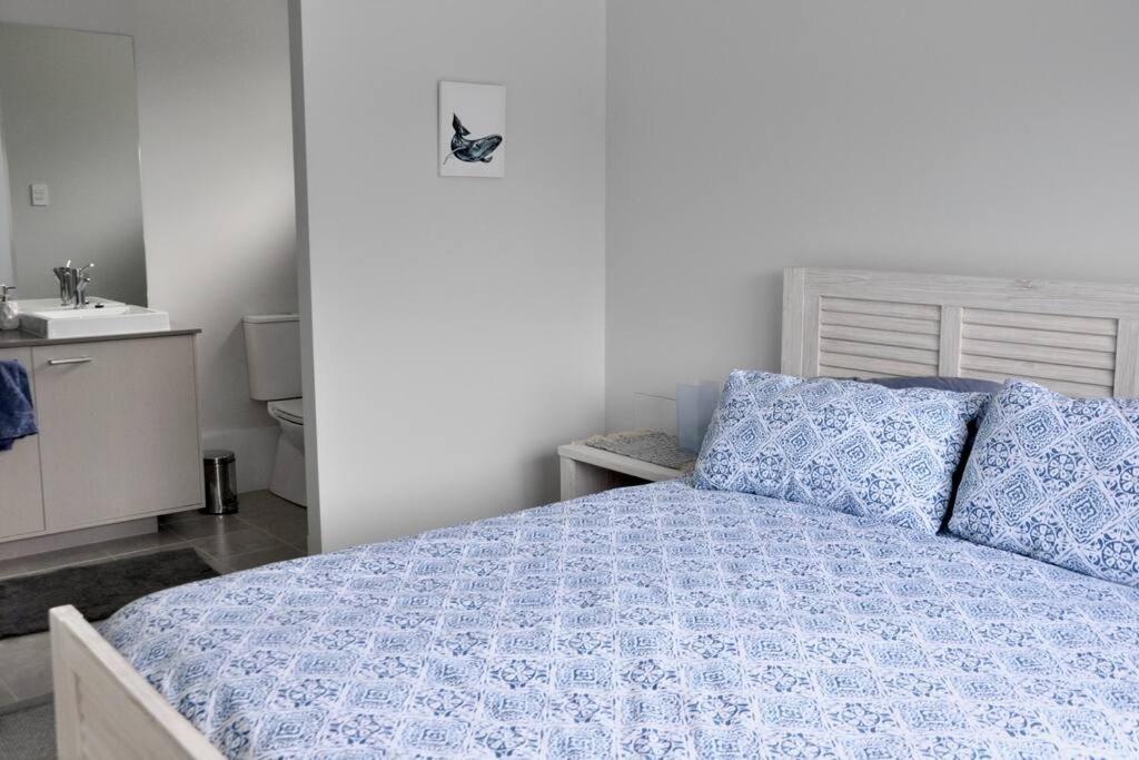 Six-Bedroom House photo 1