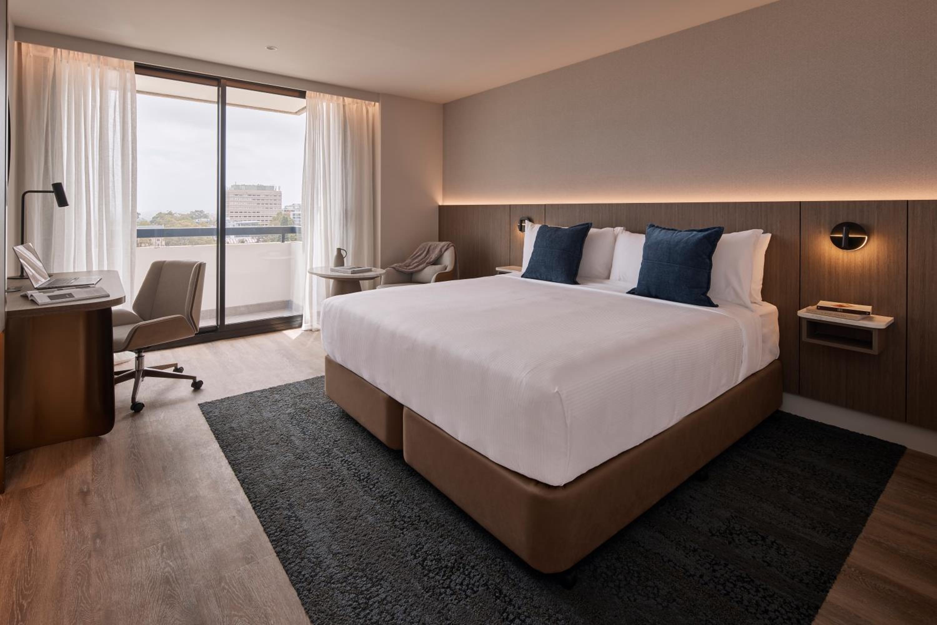 Balcony King Room thumbnail 6