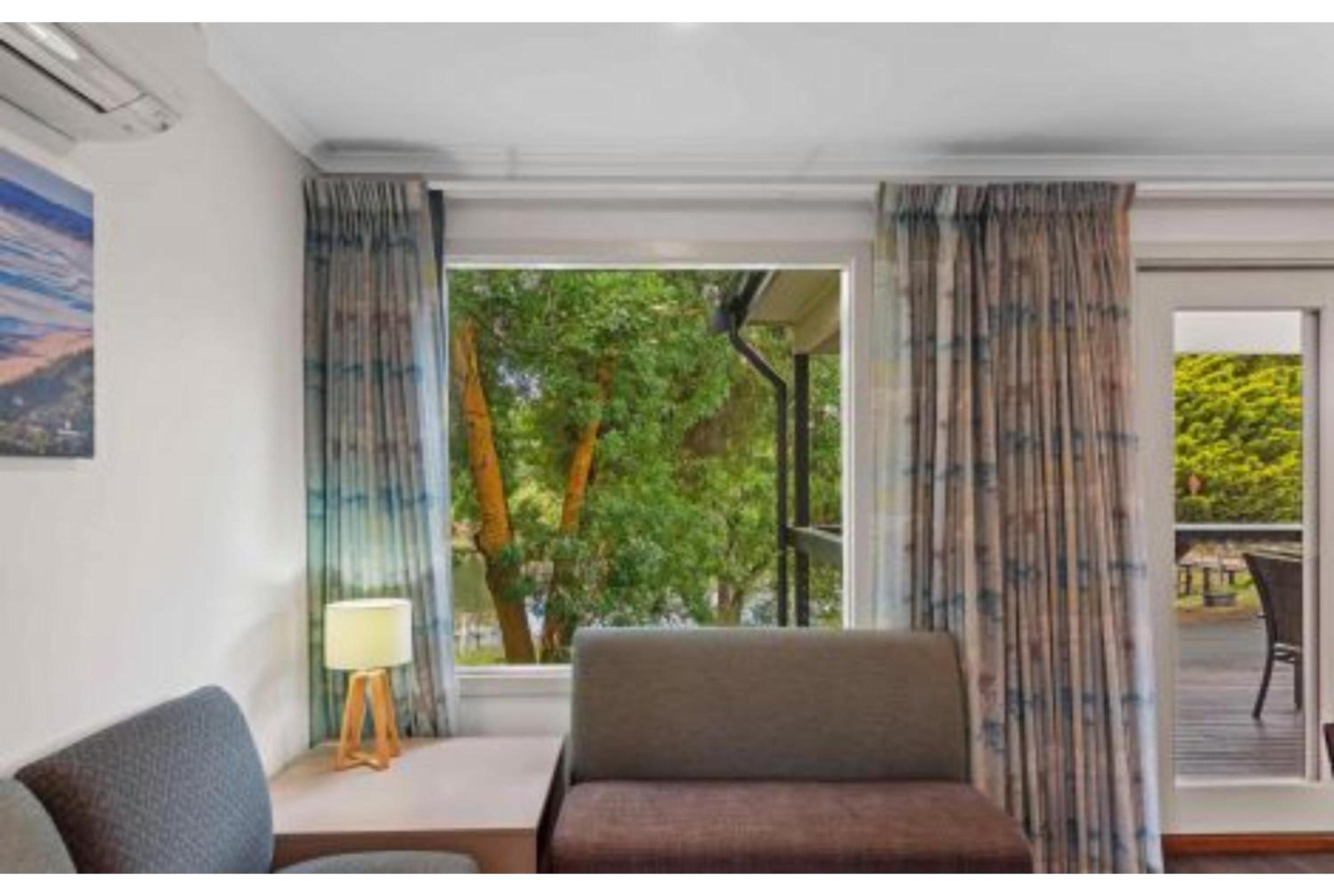 Deluxe 2 Bedroom Lakeview Cottage