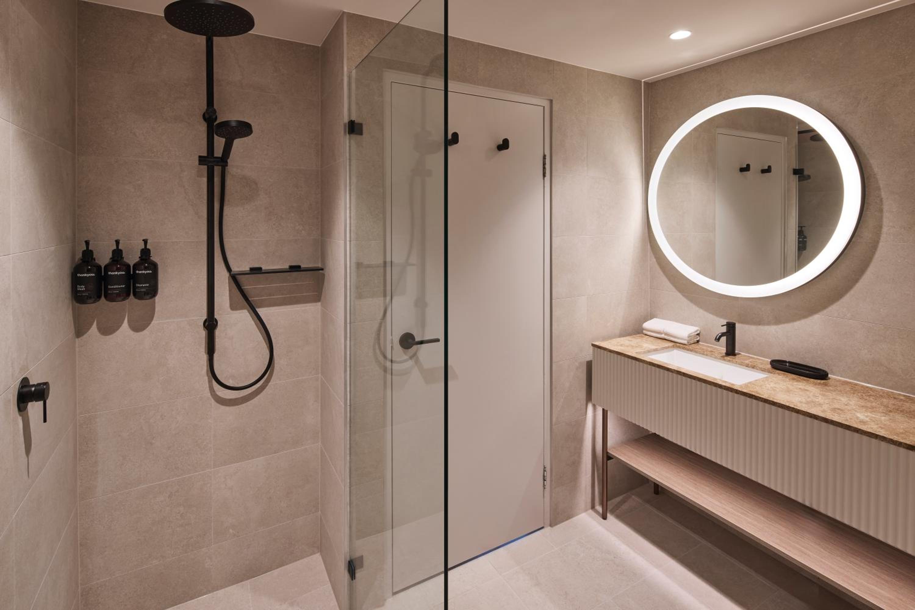 One-Bedroom King Suite thumbnail 5