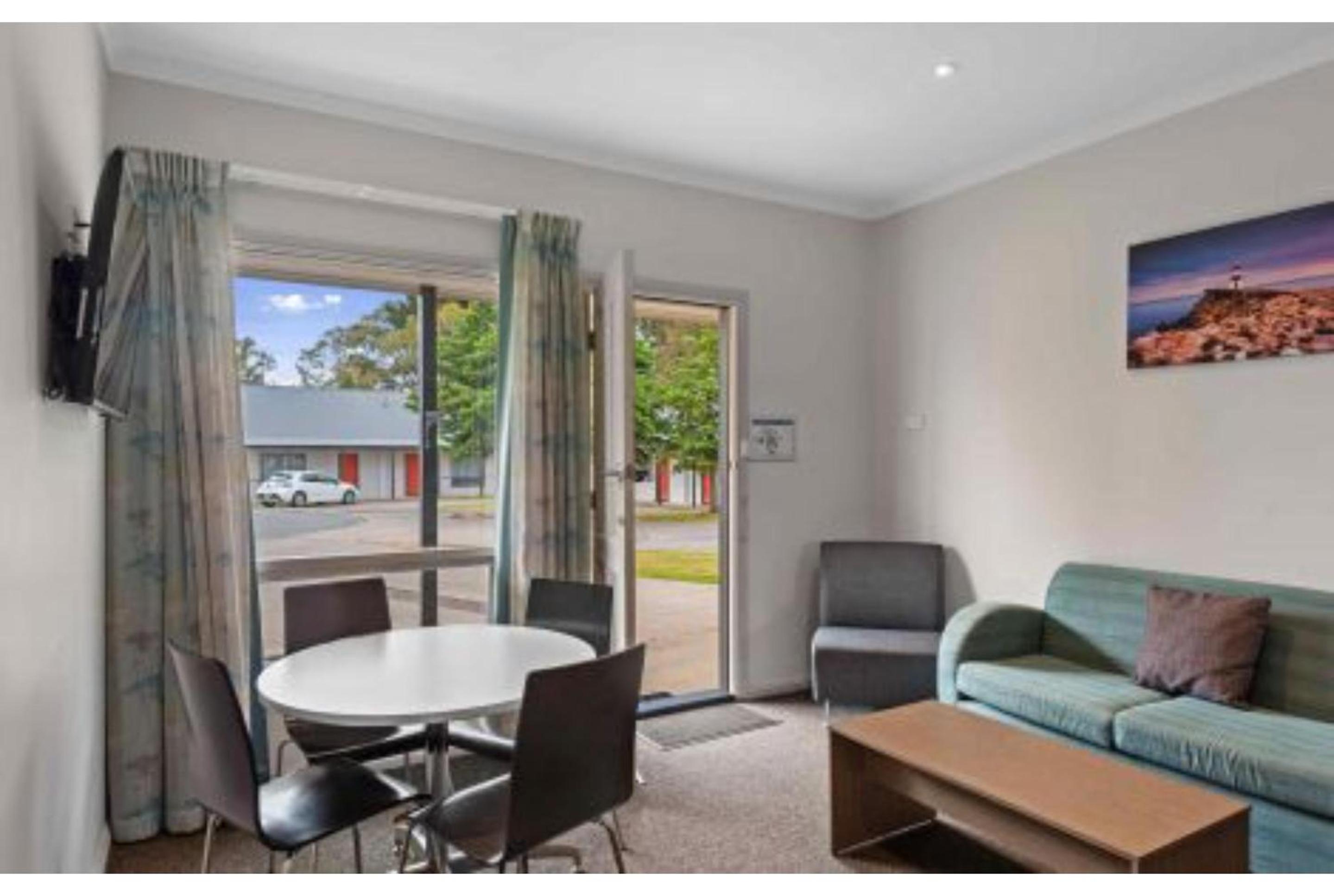 Standard 2 Bedroom Unit (1 Queen 2 Single)