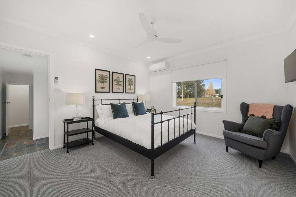 Three-Bedroom House photo 3