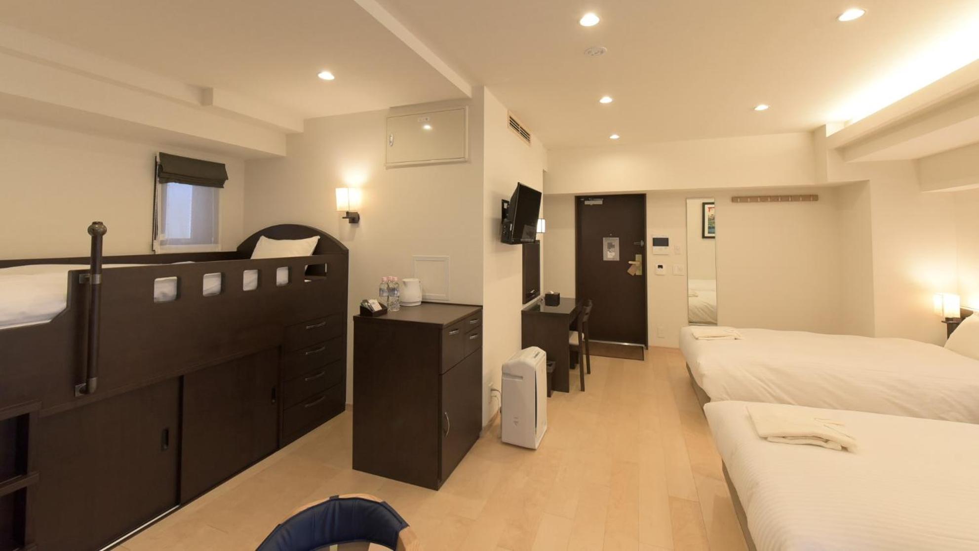 Family Room with Private Bathroom photo 2