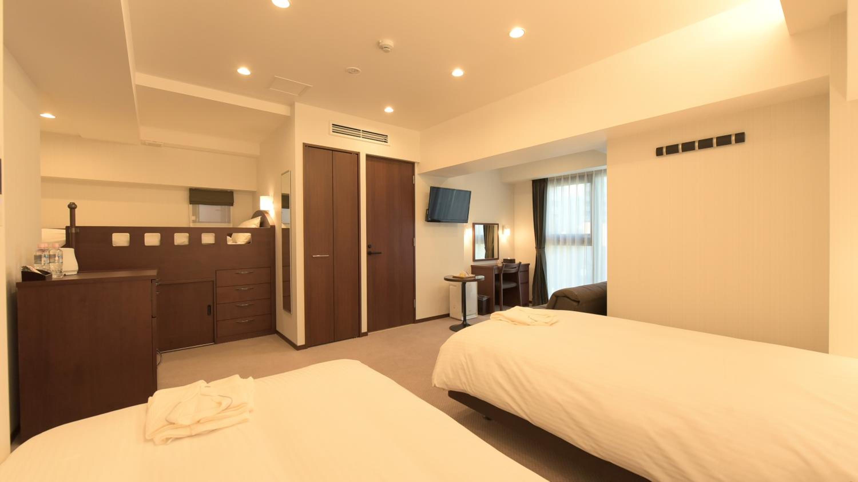 Twin Room with Private Bathroom photo 2