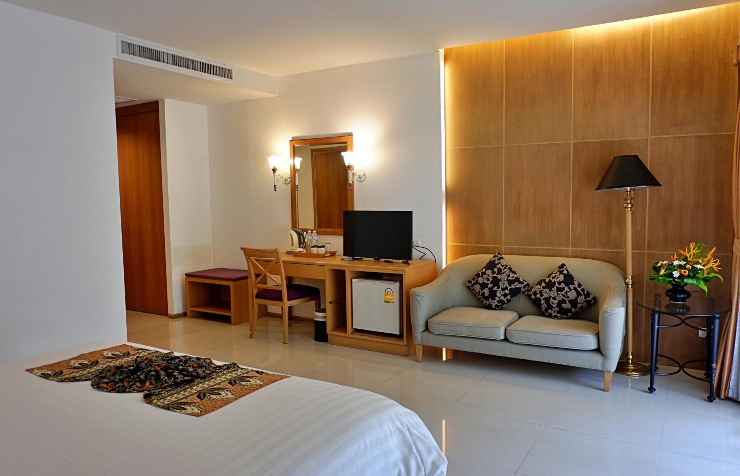 Deluxe Double or Twin Room - Photo 9