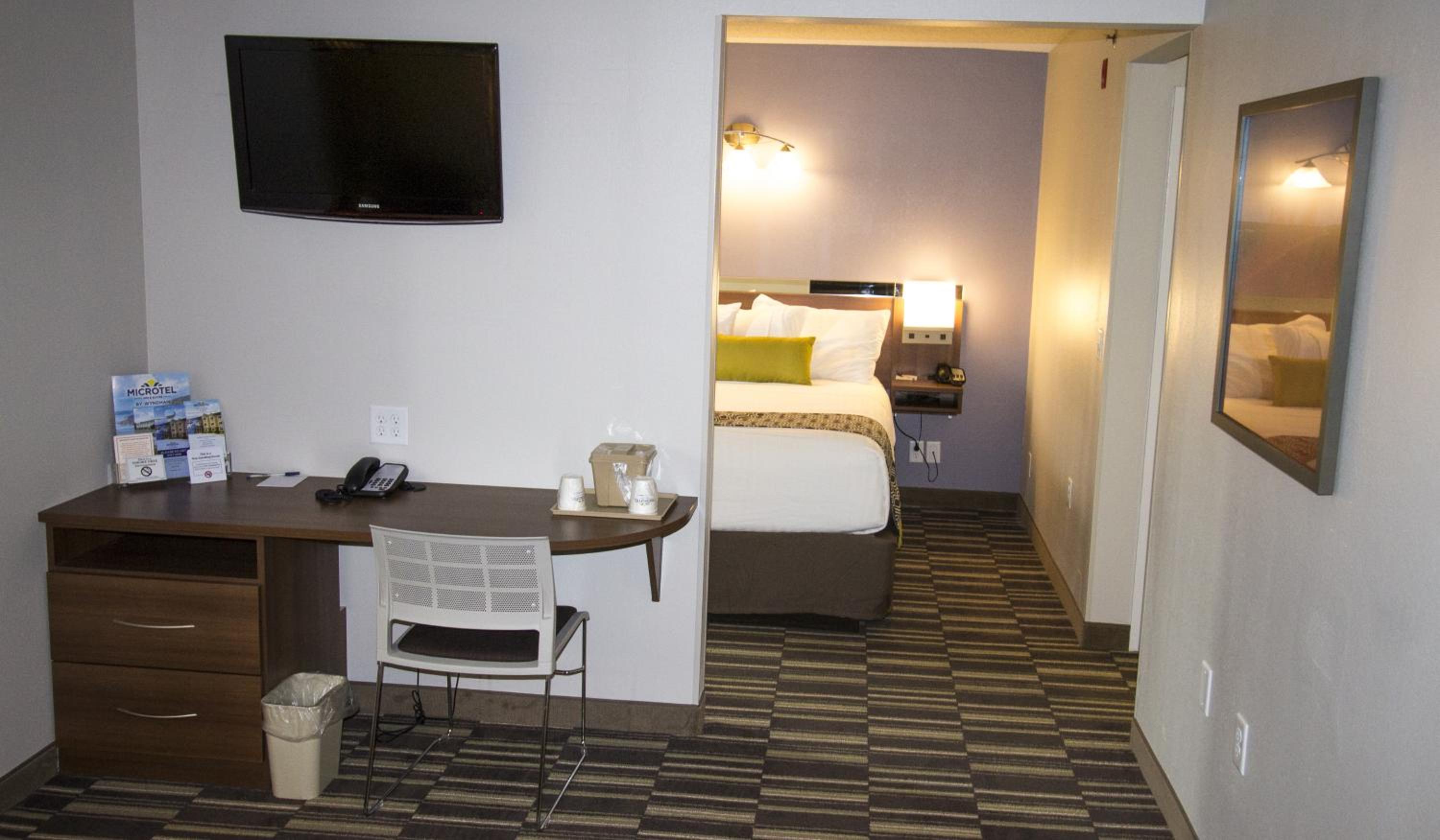Queen Studio Suite - Non-Smoking - Photo 2