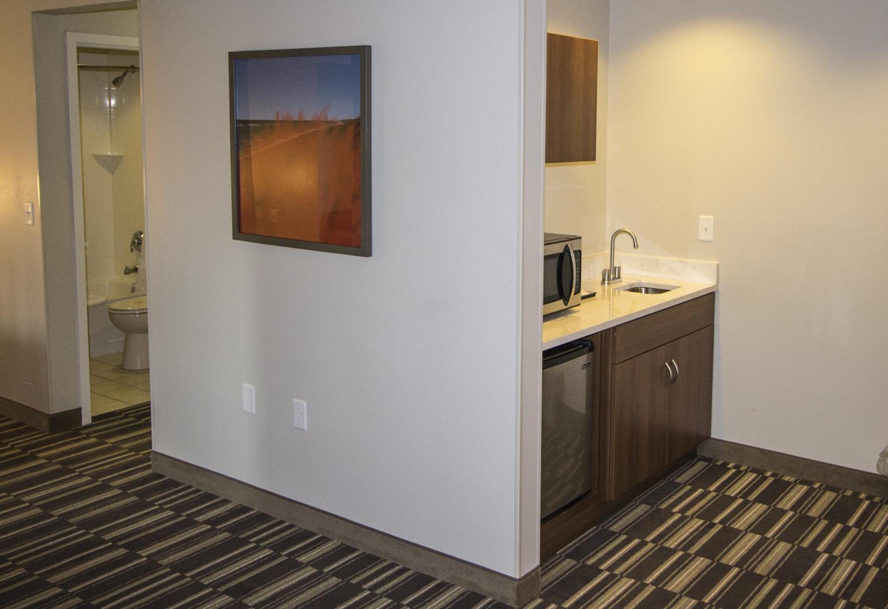 Queen Studio Suite - Non-Smoking - Photo 5