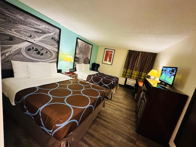 Queen Room with Two Queen Beds - Non-Smoking - Photo 1