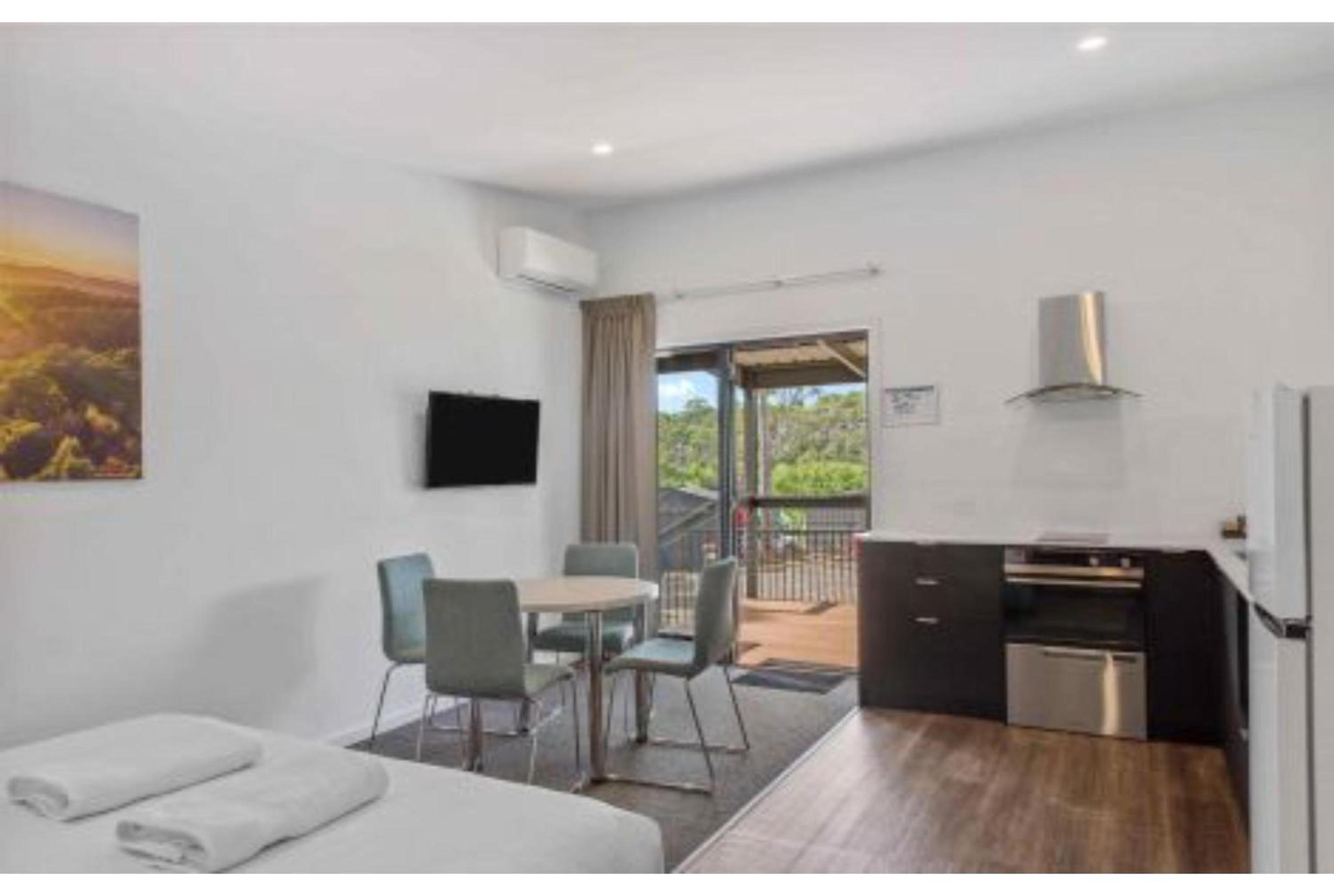 Superior Studio Cabin (2 Queens)