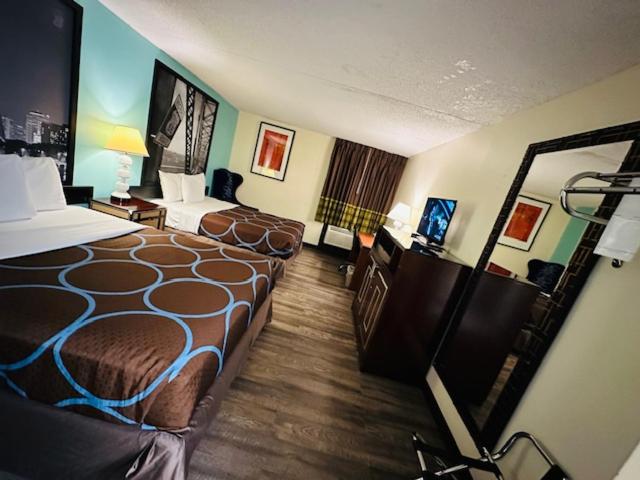 Queen Room with Two Queen Beds - Non-Smoking - Photo 7