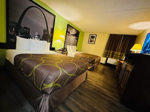 Queen Room with Two Queen Beds - Non-Smoking - Photo 4