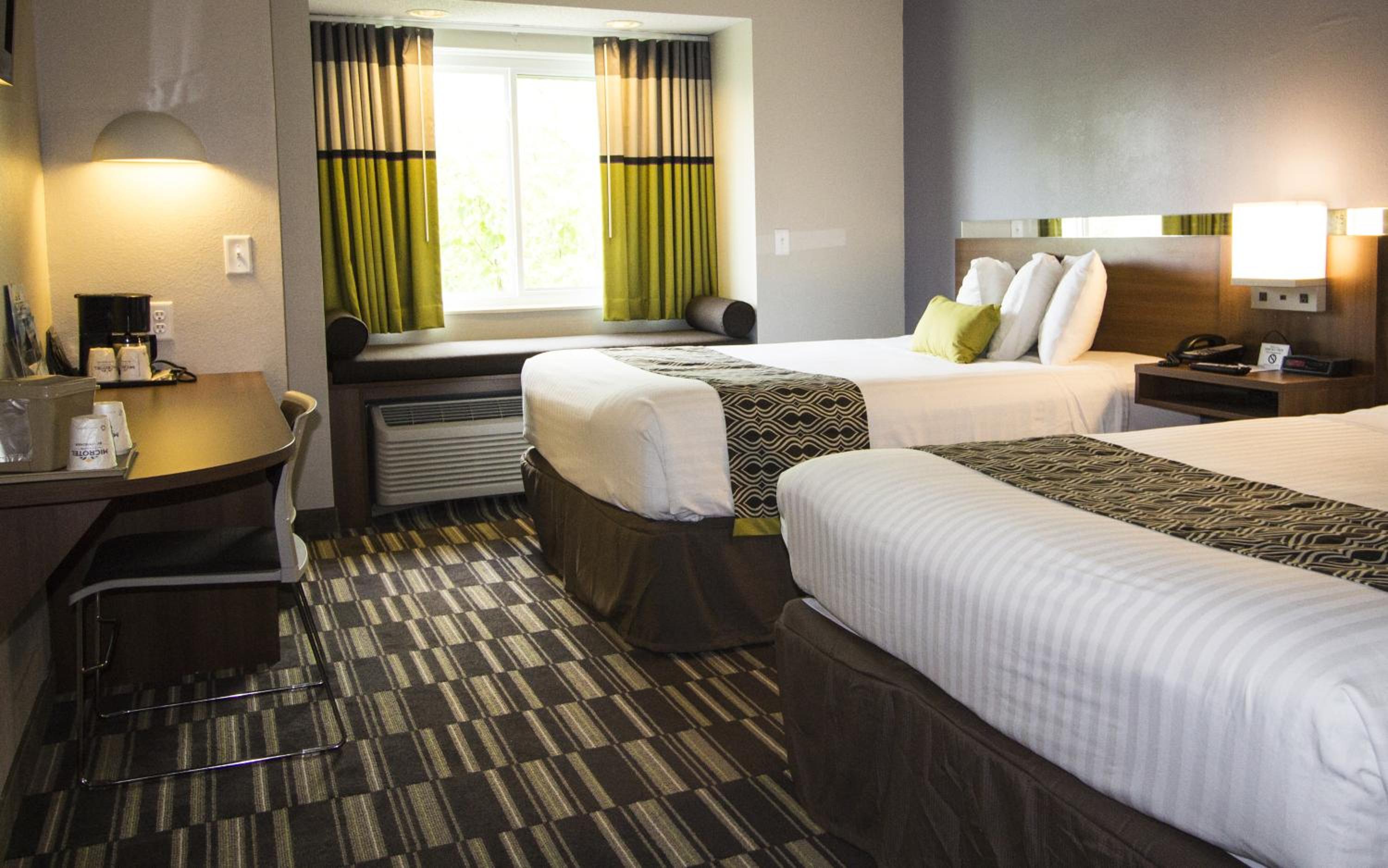 Queen Room with Two Queen Beds - Non-Smoking - Photo 2