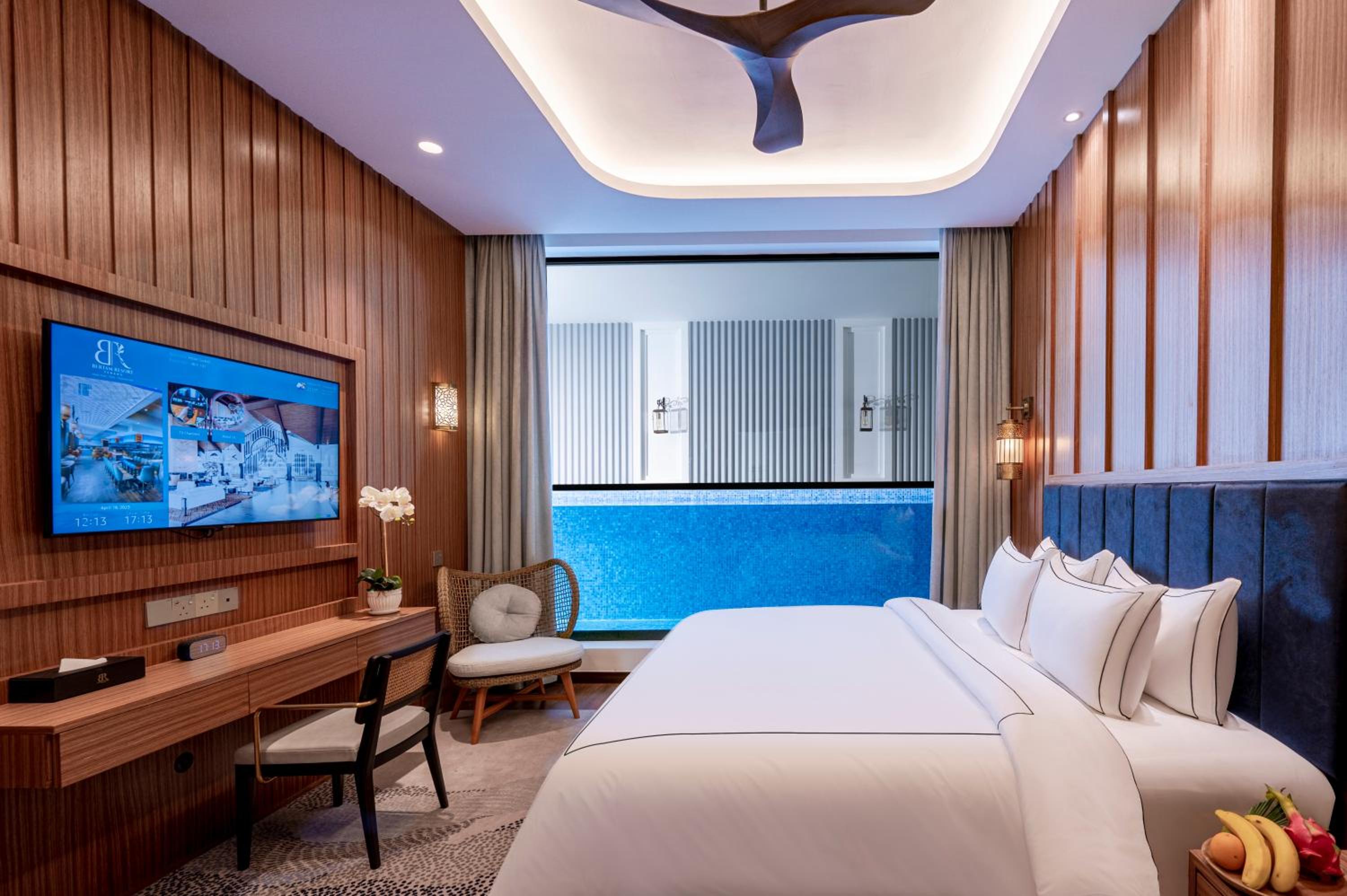 Iris Pool Suite - Photo 2