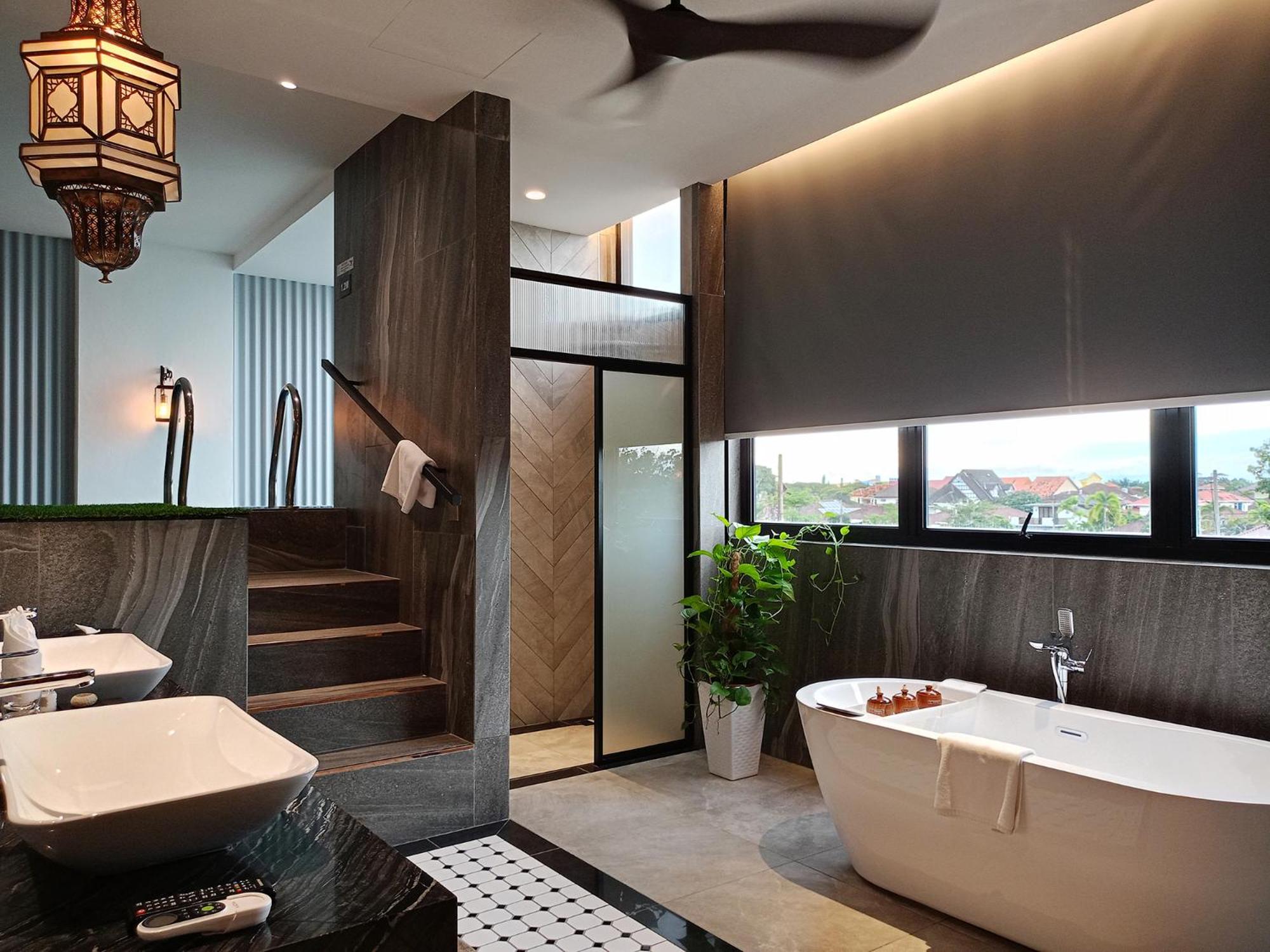 Iris Pool Suite - Photo 3