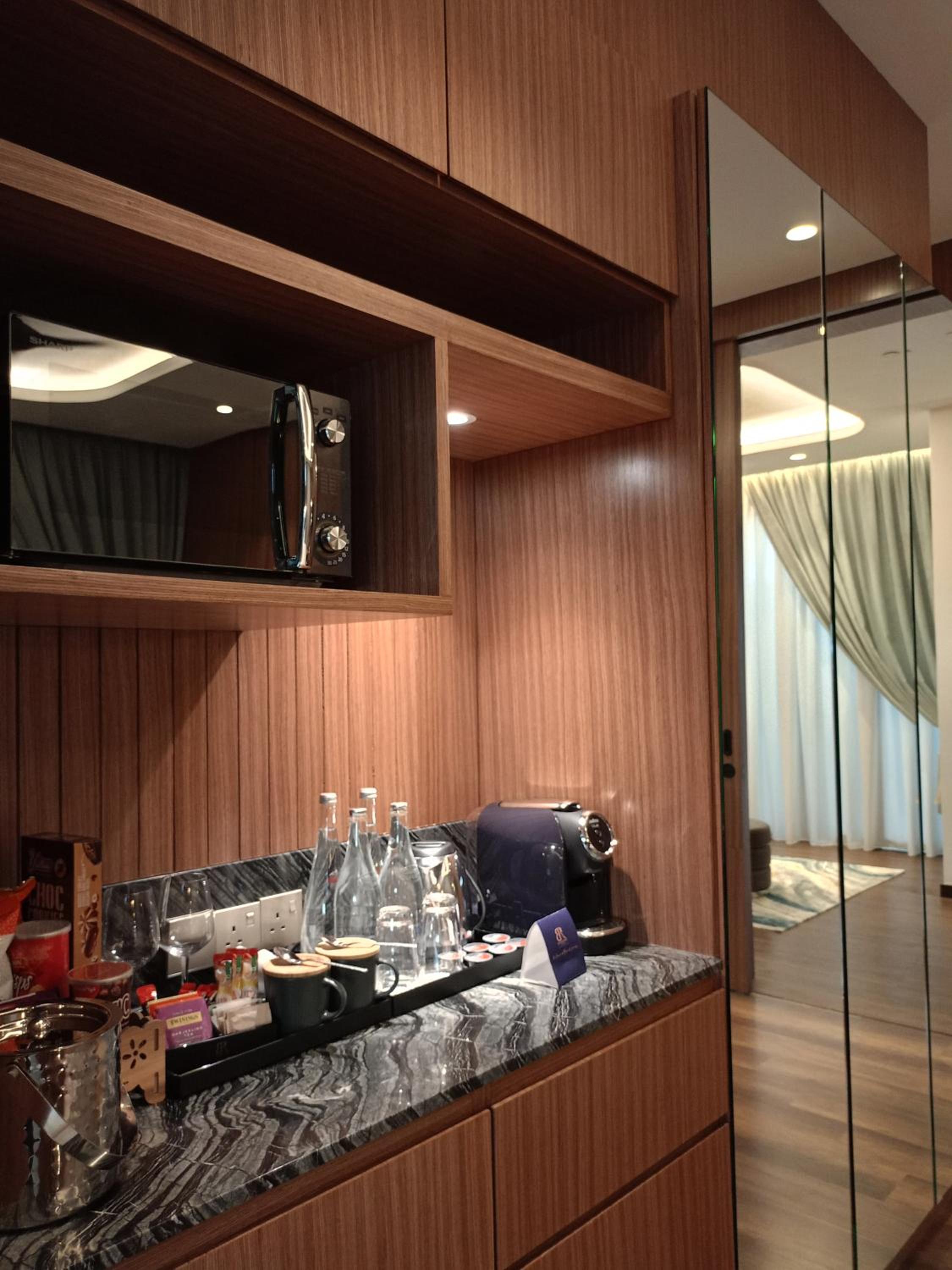 Iris Pool Suite - Photo 4