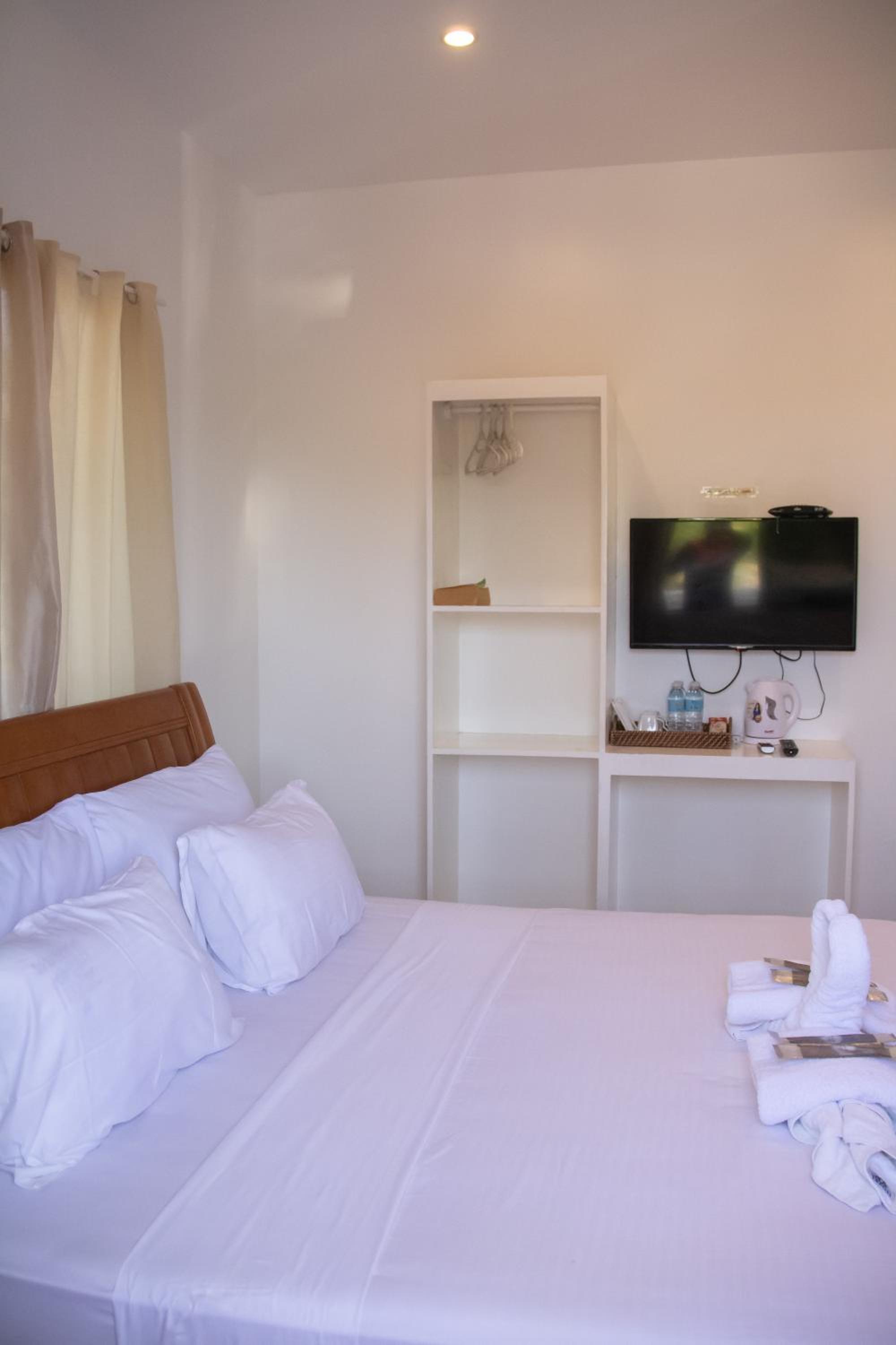 Deluxe Room - Photo 10