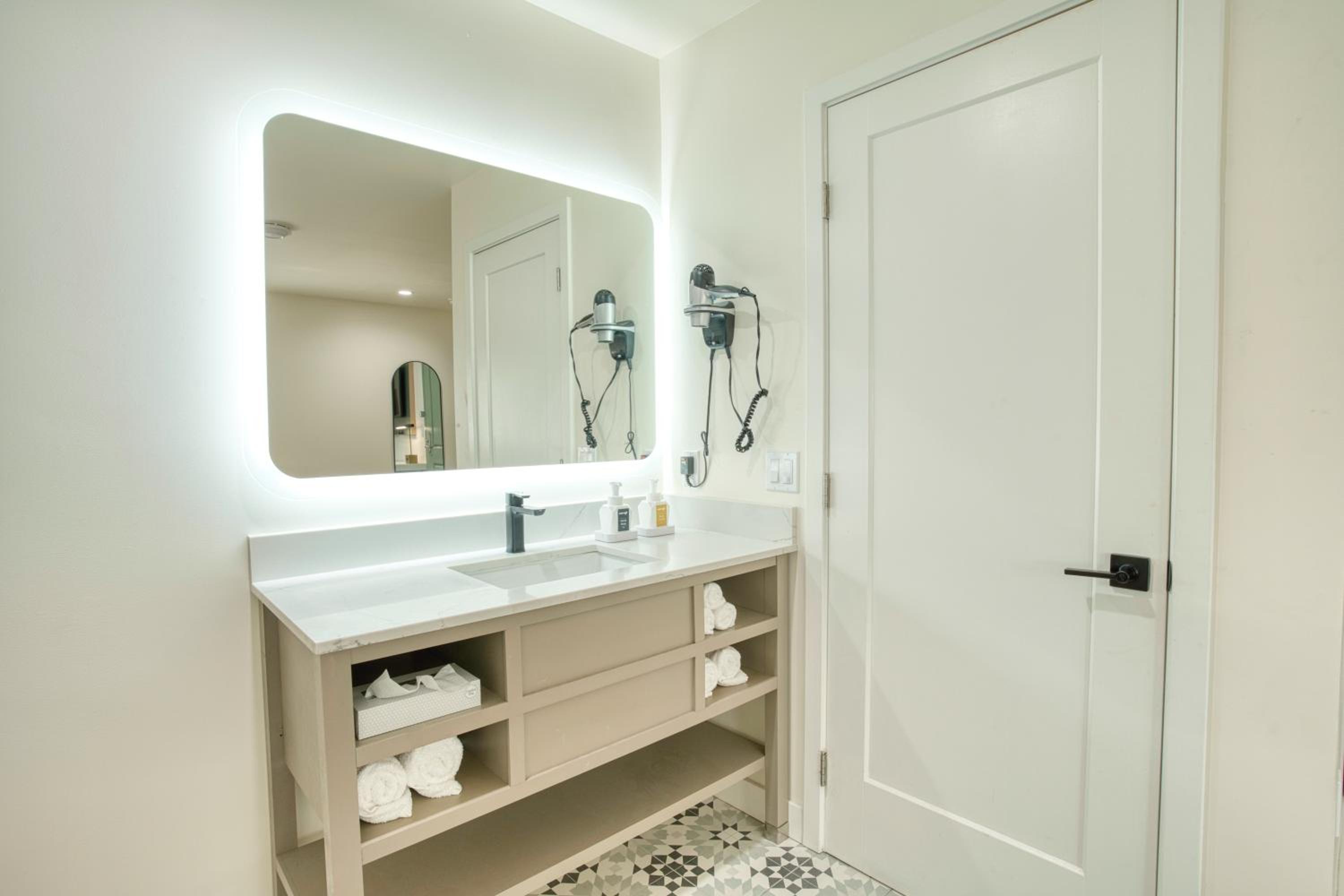 Deluxe Queen Room - Photo 5